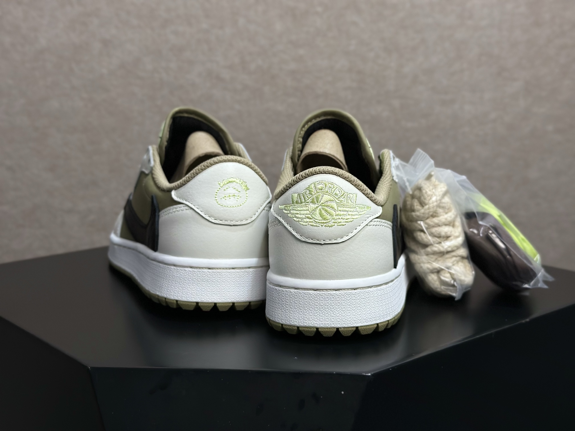 高尔夫倒钩橄榄绿 运动与潮流并存的神鞋 Travis Scott x AJ1 Low Golf 橄榄绿倒钩 FZ3124-200-Top High Quatity Cheap Sneakers Fashion Clothing Clothes Bags handbags Shoes of all Brand wholesale With The best Quality And Beautiful Price from China Factory Chinese suppliers wholesaler seller 高尔夫倒钩橄榄绿 运动与潮流并存的神鞋 Travis Scott x AJ1 Low Golf 橄榄绿倒钩 FZ3124-200