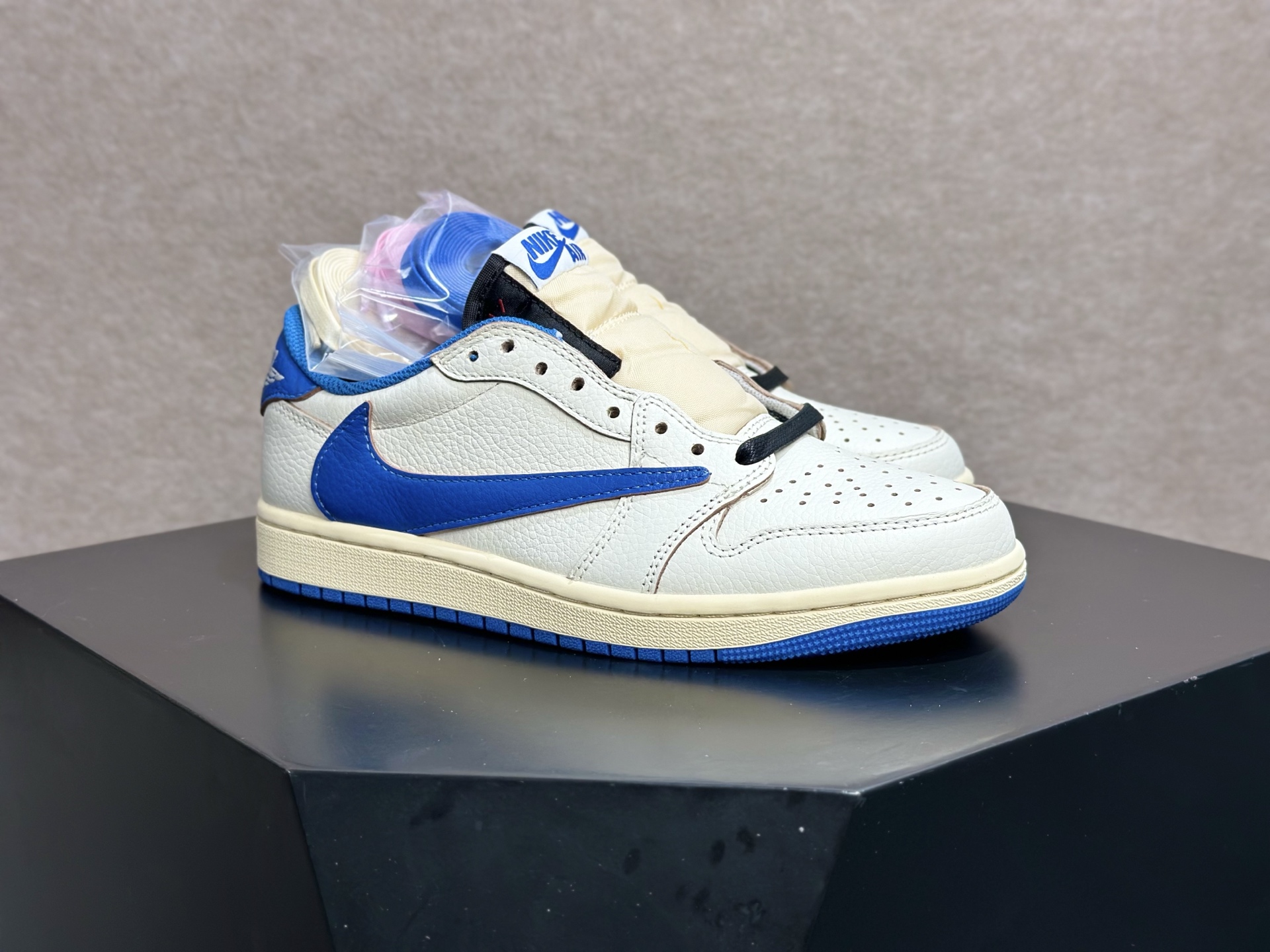 蓝白倒钩 清新复古感直接拉满的街头神鞋 Travis Scott x AJ1 Low 蓝白倒钩 经典反向 Swoosh 宝蓝麂皮 DM7866-140-Top High Quatity Cheap Sneakers Fashion Clothing Clothes Bags handbags Shoes of all Brand wholesale With The best Quality And Beautiful Price from China Factory Chinese suppliers wholesaler seller 蓝白倒钩 清新复古感直接拉满的街头神鞋 Travis Scott x AJ1 Low 蓝白倒钩 经典反向 Swoosh 宝蓝麂皮 DM7866-140