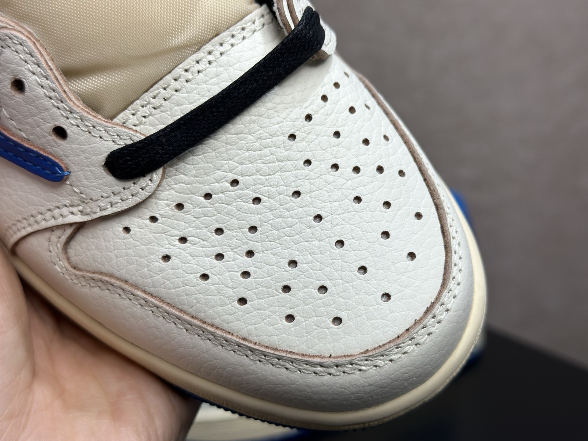 蓝白倒钩 清新复古感直接拉满的街头神鞋 Travis Scott x AJ1 Low 蓝白倒钩 经典反向 Swoosh 宝蓝麂皮 DM7866-140-Top High Quatity Cheap Sneakers Fashion Clothing Clothes Bags handbags Shoes of all Brand wholesale With The best Quality And Beautiful Price from China Factory Chinese suppliers wholesaler seller 蓝白倒钩 清新复古感直接拉满的街头神鞋 Travis Scott x AJ1 Low 蓝白倒钩 经典反向 Swoosh 宝蓝麂皮 DM7866-140