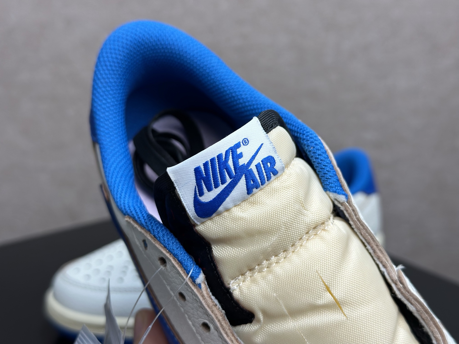 蓝白倒钩 清新复古感直接拉满的街头神鞋 Travis Scott x AJ1 Low 蓝白倒钩 经典反向 Swoosh 宝蓝麂皮 DM7866-140-Top High Quatity Cheap Sneakers Fashion Clothing Clothes Bags handbags Shoes of all Brand wholesale With The best Quality And Beautiful Price from China Factory Chinese suppliers wholesaler seller 蓝白倒钩 清新复古感直接拉满的街头神鞋 Travis Scott x AJ1 Low 蓝白倒钩 经典反向 Swoosh 宝蓝麂皮 DM7866-140
