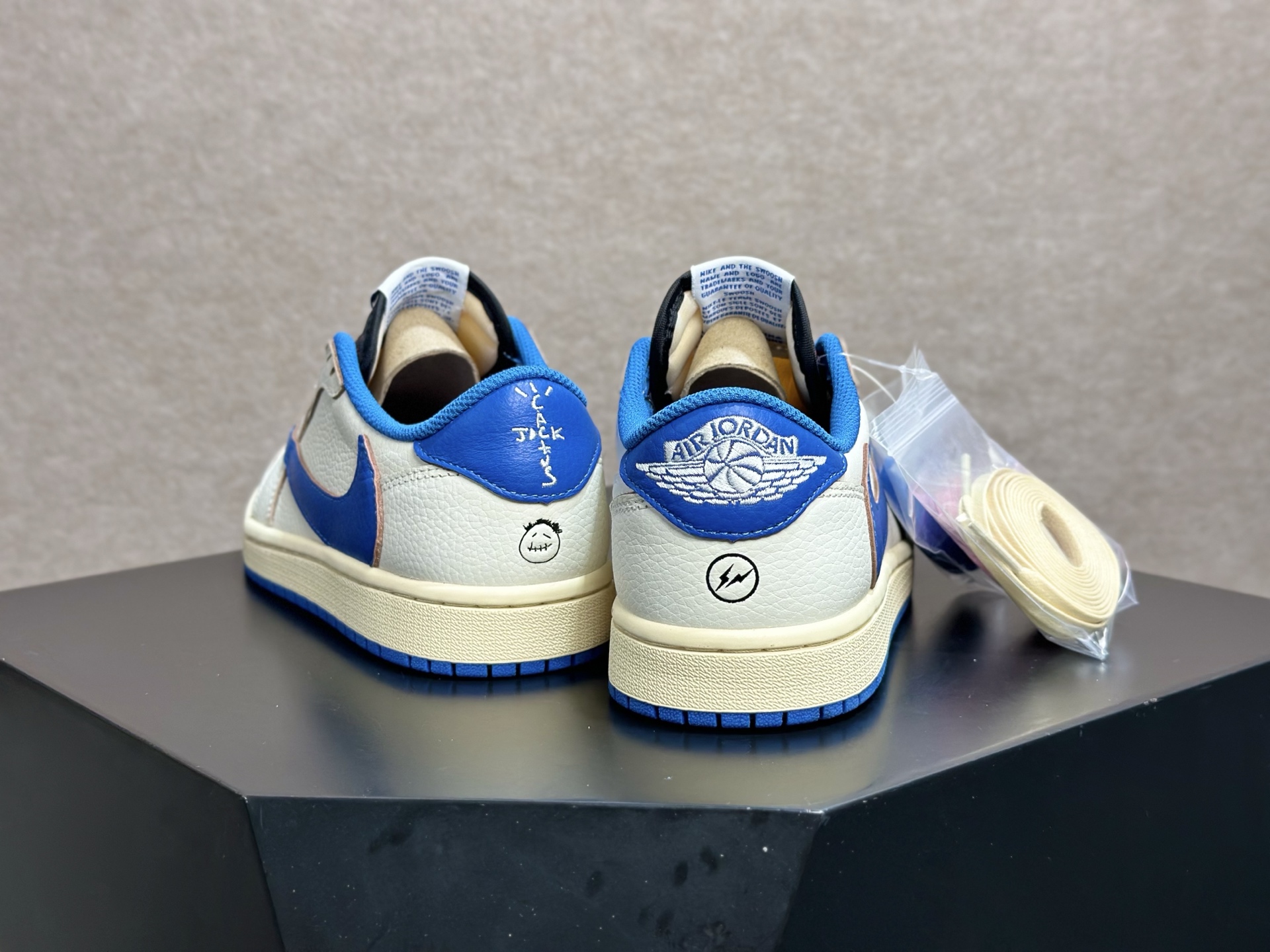 蓝白倒钩 清新复古感直接拉满的街头神鞋 Travis Scott x AJ1 Low 蓝白倒钩 经典反向 Swoosh 宝蓝麂皮 DM7866-140-Top High Quatity Cheap Sneakers Fashion Clothing Clothes Bags handbags Shoes of all Brand wholesale With The best Quality And Beautiful Price from China Factory Chinese suppliers wholesaler seller 蓝白倒钩 清新复古感直接拉满的街头神鞋 Travis Scott x AJ1 Low 蓝白倒钩 经典反向 Swoosh 宝蓝麂皮 DM7866-140