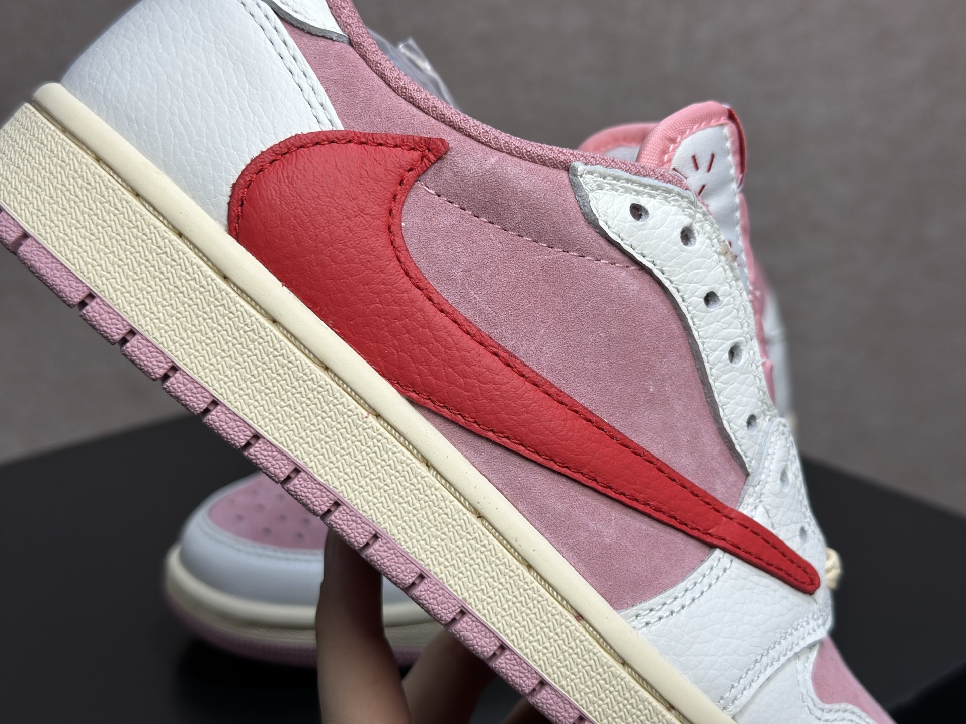 260 情人节粉倒钩 甜妹氛围感直接拉满的少女神鞋 Travis Scott x AJ1 Low 情人节粉倒钩 DM7866-600-Chinese UA Cheap High Quatity Brand Clothes Bags handbags Sneakers wholesale wholesaler seller from China Factory suppliers Fashion Clothing Shoes best Quality Beautiful Price 260 情人节粉倒钩 甜妹氛围感直接拉满的少女神鞋 Travis Scott x AJ1 Low 情人节粉倒钩 DM7866-600