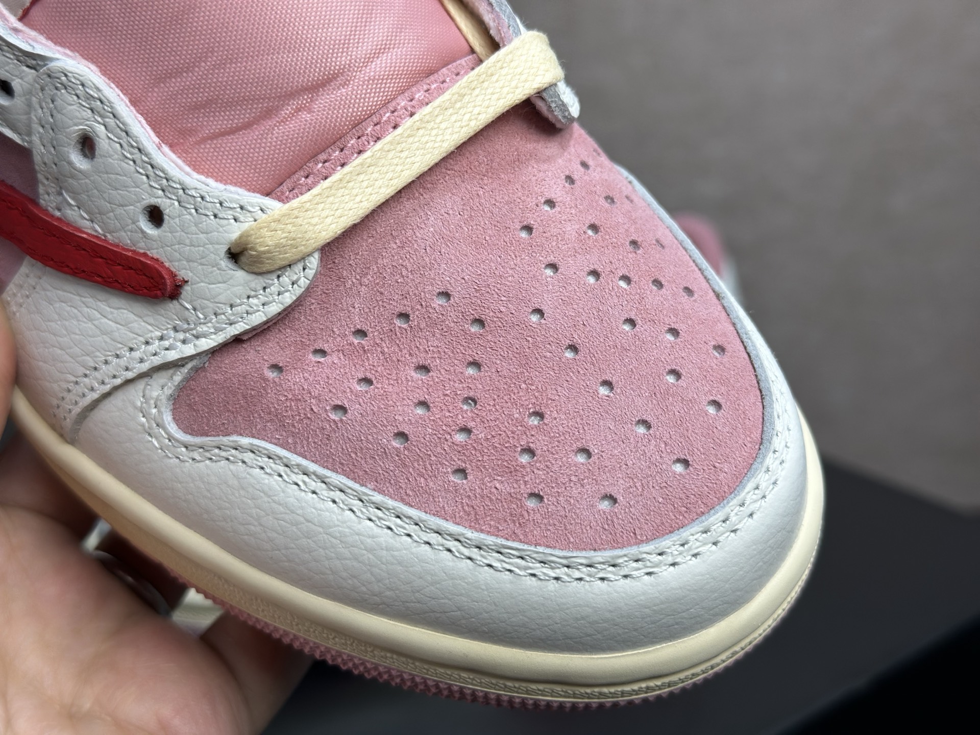 260 情人节粉倒钩 甜妹氛围感直接拉满的少女神鞋 Travis Scott x AJ1 Low 情人节粉倒钩 DM7866-600-Chinese UA Cheap High Quatity Brand Clothes Bags handbags Sneakers wholesale wholesaler seller from China Factory suppliers Fashion Clothing Shoes best Quality Beautiful Price 260 情人节粉倒钩 甜妹氛围感直接拉满的少女神鞋 Travis Scott x AJ1 Low 情人节粉倒钩 DM7866-600