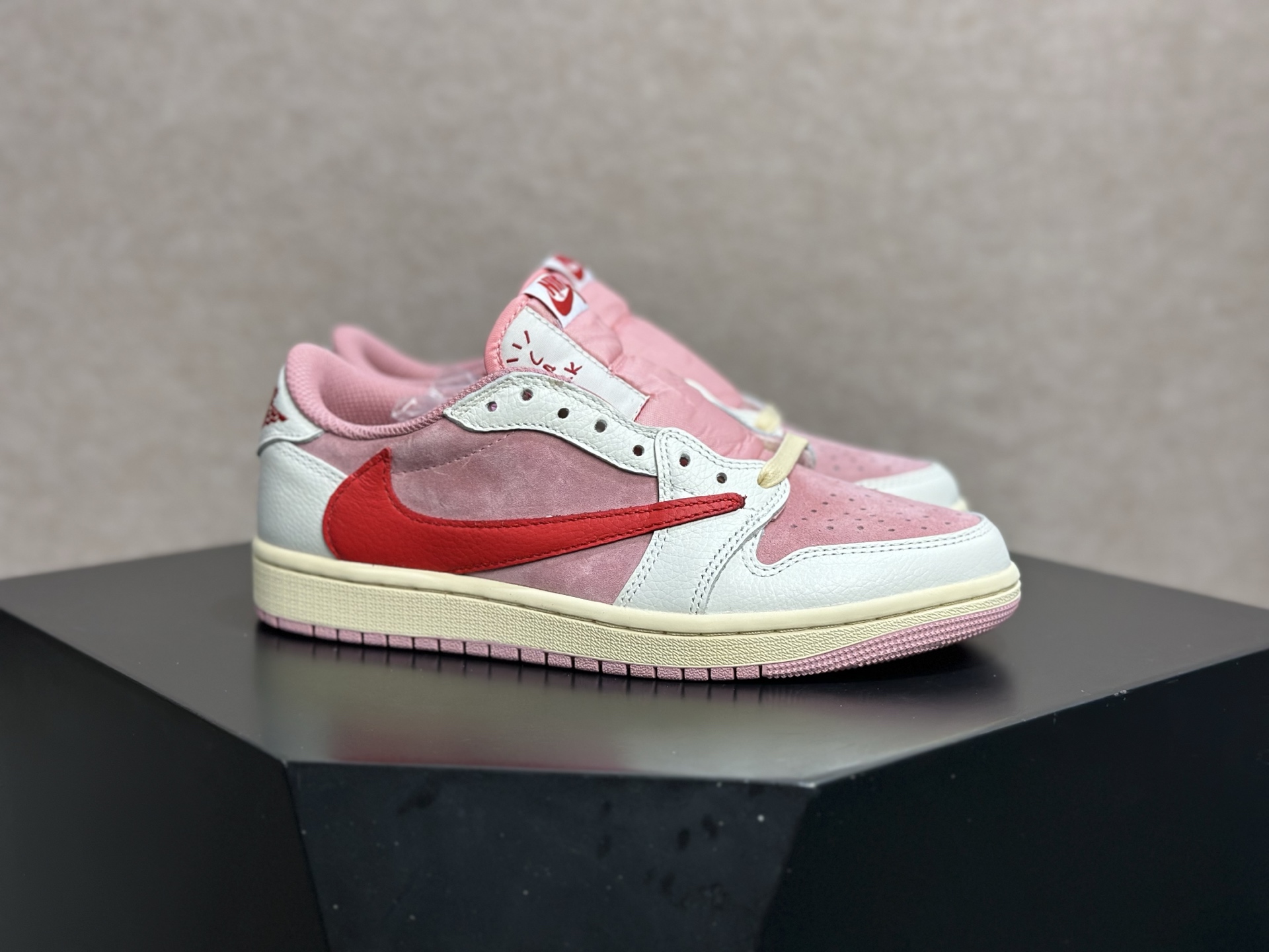 260 情人节粉倒钩 甜妹氛围感直接拉满的少女神鞋 Travis Scott x AJ1 Low 情人节粉倒钩 DM7866-600-Chinese UA Cheap High Quatity Brand Clothes Bags handbags Sneakers wholesale wholesaler seller from China Factory suppliers Fashion Clothing Shoes best Quality Beautiful Price 260 情人节粉倒钩 甜妹氛围感直接拉满的少女神鞋 Travis Scott x AJ1 Low 情人节粉倒钩 DM7866-600