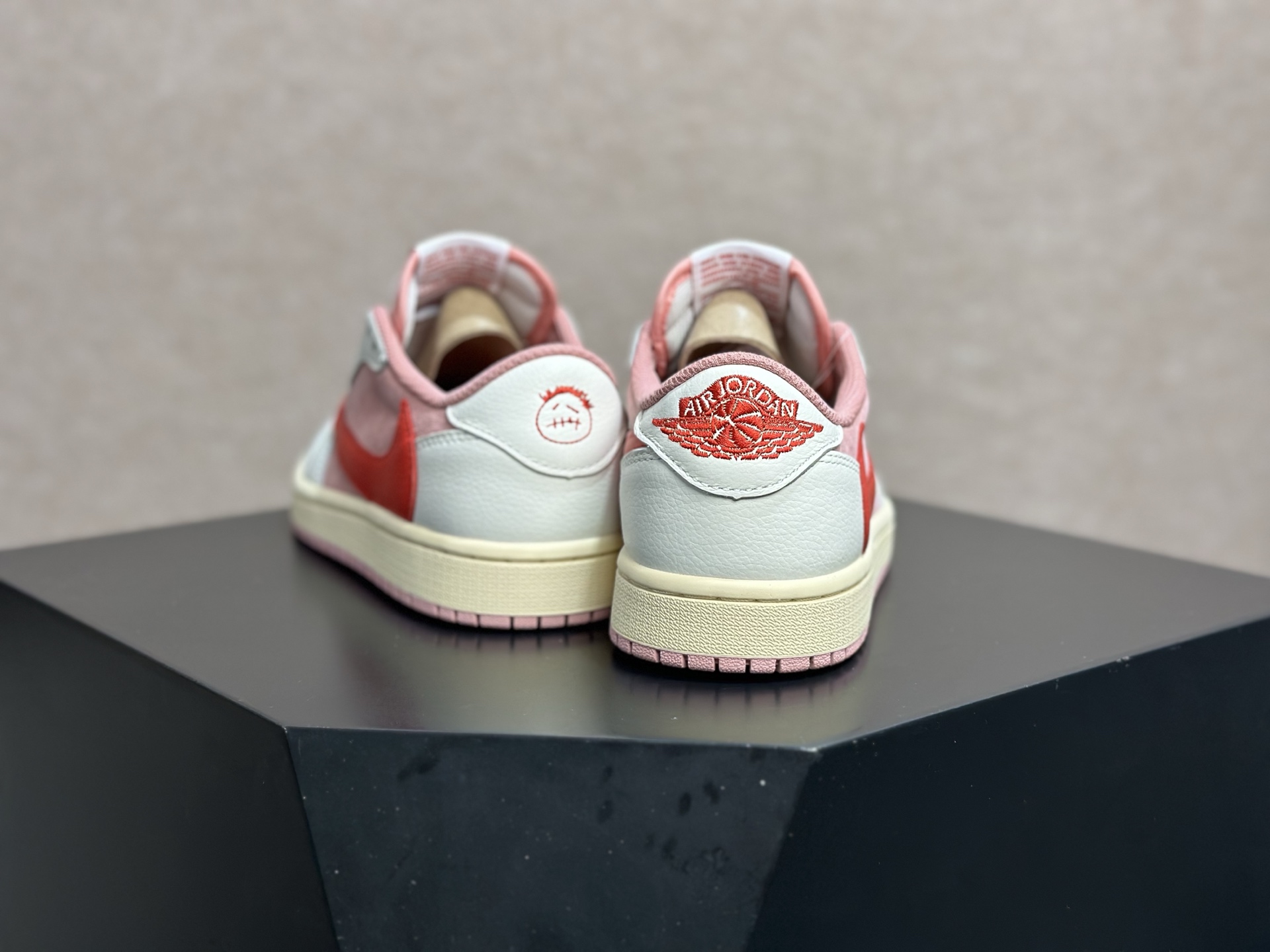 260 情人节粉倒钩 甜妹氛围感直接拉满的少女神鞋 Travis Scott x AJ1 Low 情人节粉倒钩 DM7866-600-Chinese UA Cheap High Quatity Brand Clothes Bags handbags Sneakers wholesale wholesaler seller from China Factory suppliers Fashion Clothing Shoes best Quality Beautiful Price 260 情人节粉倒钩 甜妹氛围感直接拉满的少女神鞋 Travis Scott x AJ1 Low 情人节粉倒钩 DM7866-600