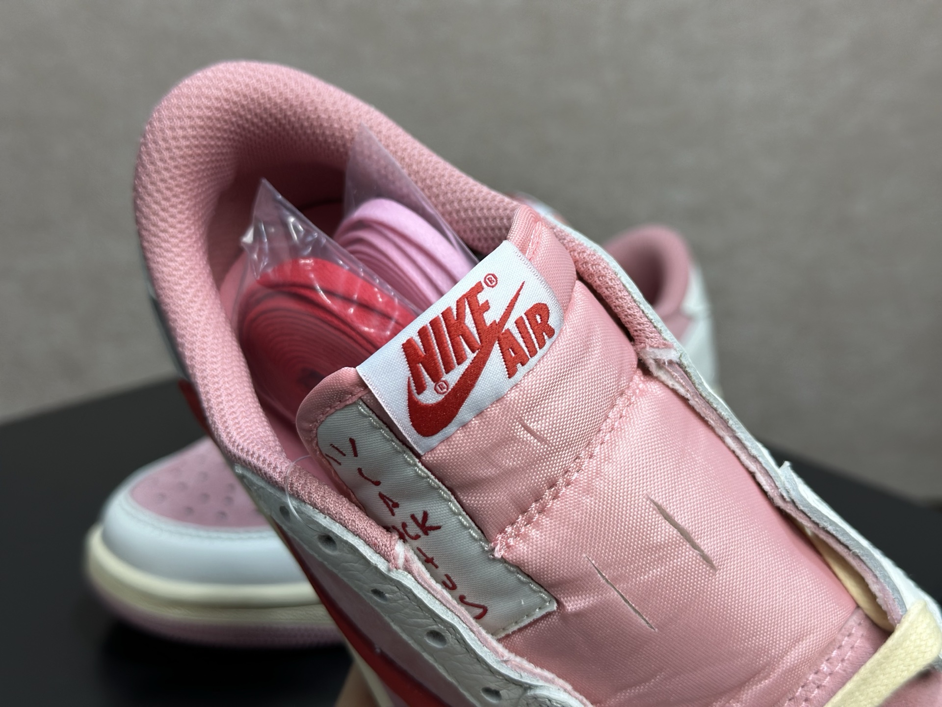 260 情人节粉倒钩 甜妹氛围感直接拉满的少女神鞋 Travis Scott x AJ1 Low 情人节粉倒钩 DM7866-600-Chinese UA Cheap High Quatity Brand Clothes Bags handbags Sneakers wholesale wholesaler seller from China Factory suppliers Fashion Clothing Shoes best Quality Beautiful Price 260 情人节粉倒钩 甜妹氛围感直接拉满的少女神鞋 Travis Scott x AJ1 Low 情人节粉倒钩 DM7866-600