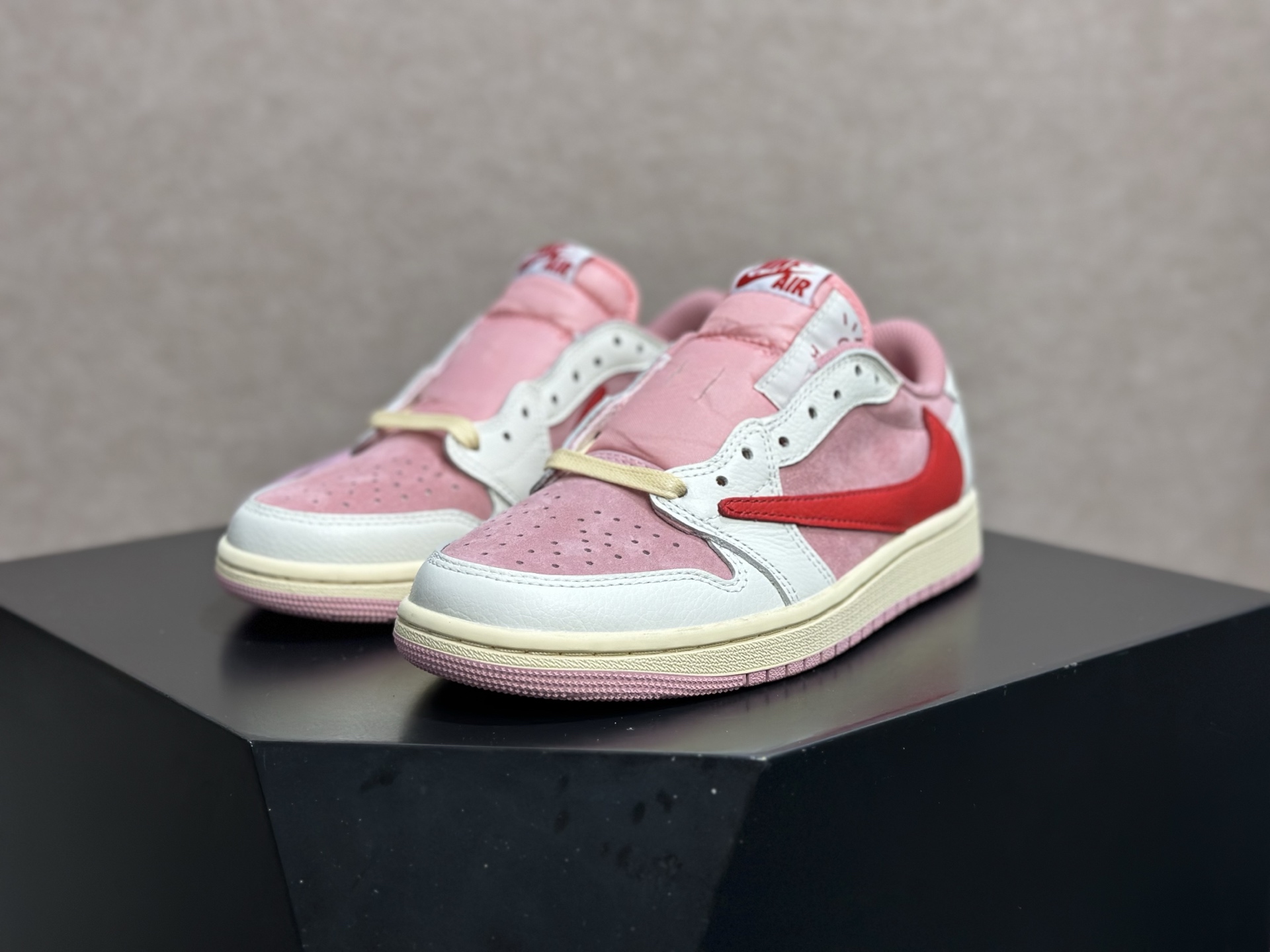 260 情人节粉倒钩 甜妹氛围感直接拉满的少女神鞋 Travis Scott x AJ1 Low 情人节粉倒钩 DM7866-600-Chinese UA Cheap High Quatity Brand Clothes Bags handbags Sneakers wholesale wholesaler seller from China Factory suppliers Fashion Clothing Shoes best Quality Beautiful Price 260 情人节粉倒钩 甜妹氛围感直接拉满的少女神鞋 Travis Scott x AJ1 Low 情人节粉倒钩 DM7866-600