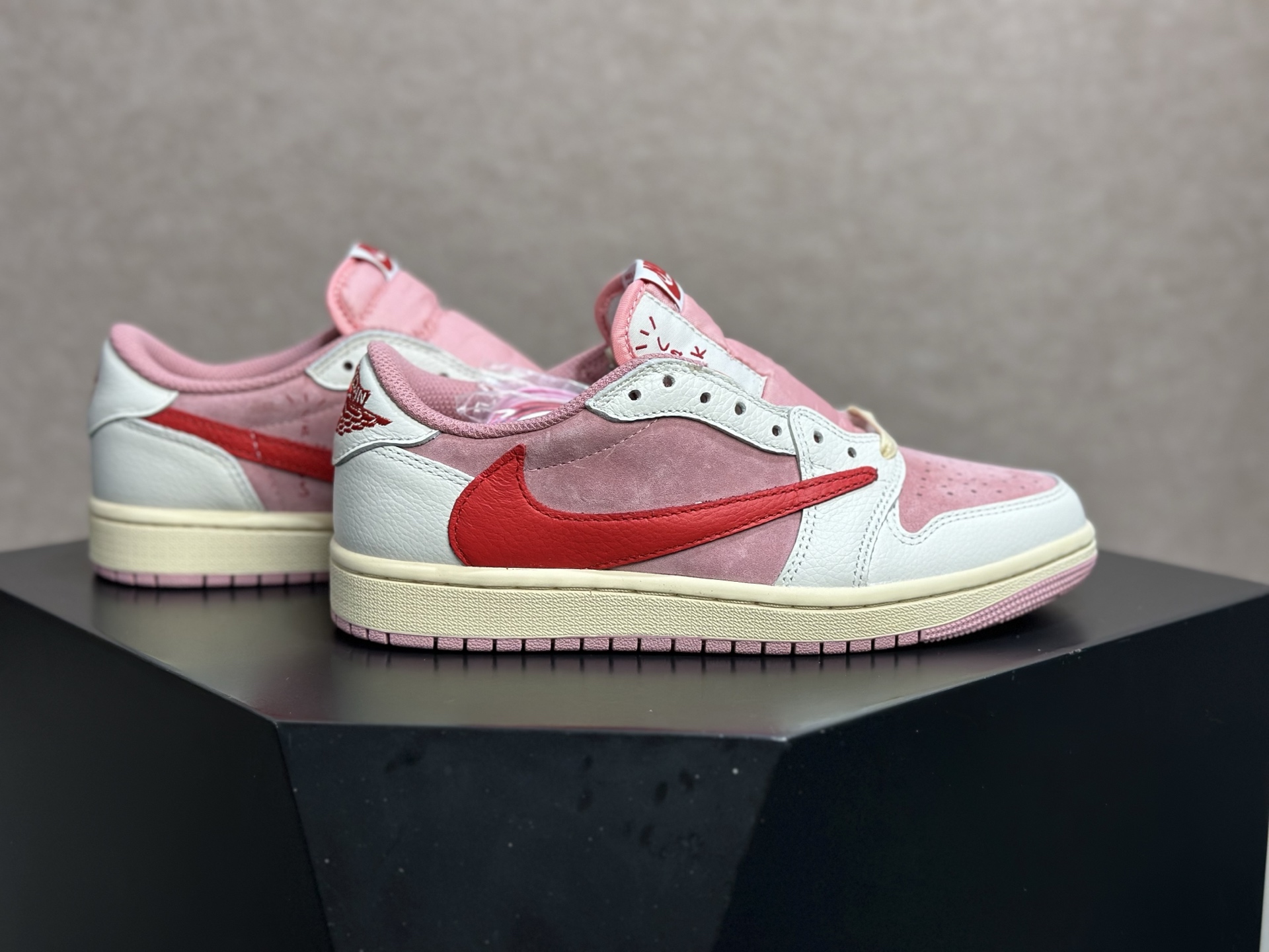 260 情人节粉倒钩 甜妹氛围感直接拉满的少女神鞋 Travis Scott x AJ1 Low 情人节粉倒钩 DM7866-600-Chinese UA Cheap High Quatity Brand Clothes Bags handbags Sneakers wholesale wholesaler seller from China Factory suppliers Fashion Clothing Shoes best Quality Beautiful Price 260 情人节粉倒钩 甜妹氛围感直接拉满的少女神鞋 Travis Scott x AJ1 Low 情人节粉倒钩 DM7866-600