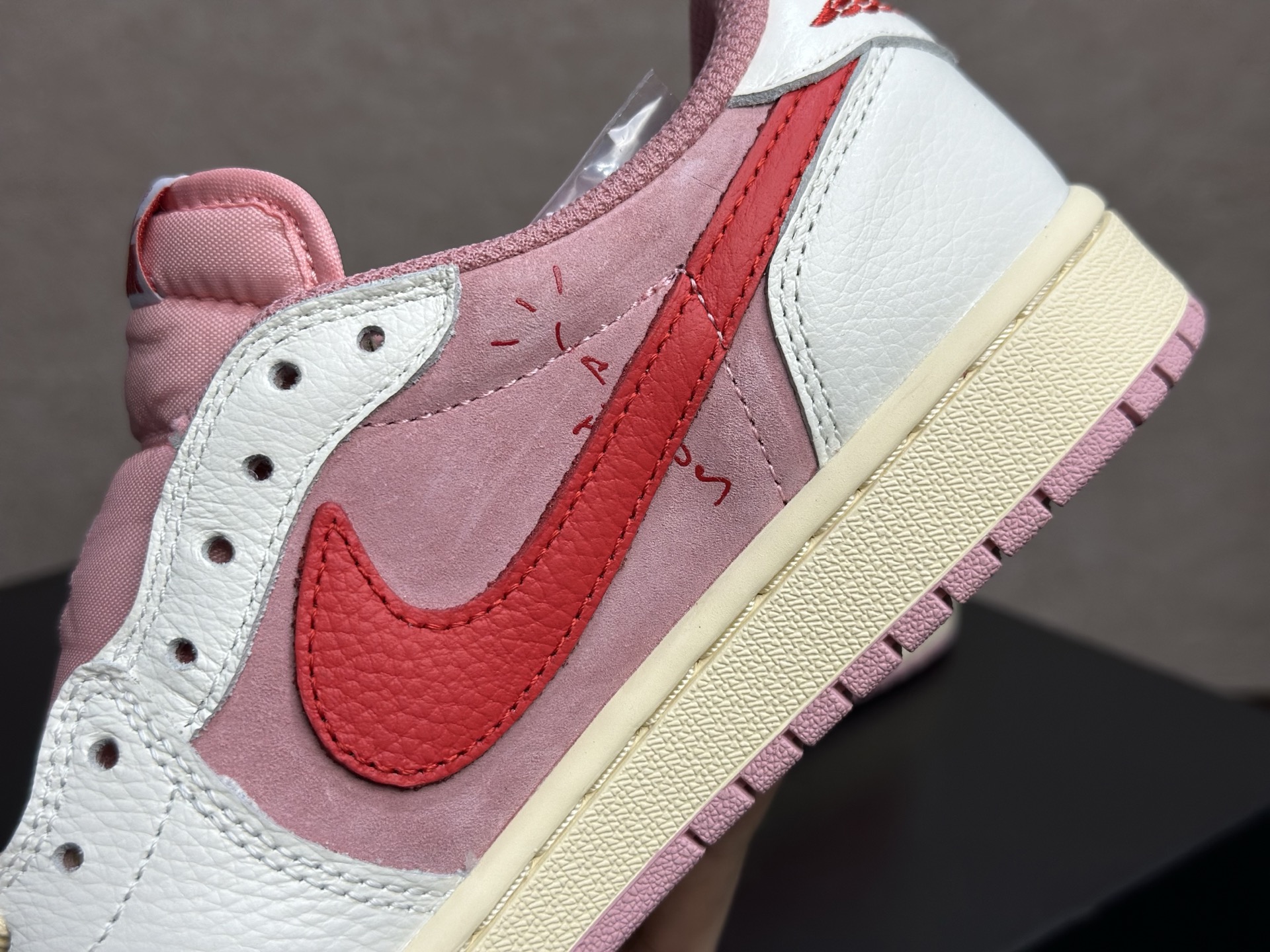 260 情人节粉倒钩 甜妹氛围感直接拉满的少女神鞋 Travis Scott x AJ1 Low 情人节粉倒钩 DM7866-600-Chinese UA Cheap High Quatity Brand Clothes Bags handbags Sneakers wholesale wholesaler seller from China Factory suppliers Fashion Clothing Shoes best Quality Beautiful Price 260 情人节粉倒钩 甜妹氛围感直接拉满的少女神鞋 Travis Scott x AJ1 Low 情人节粉倒钩 DM7866-600