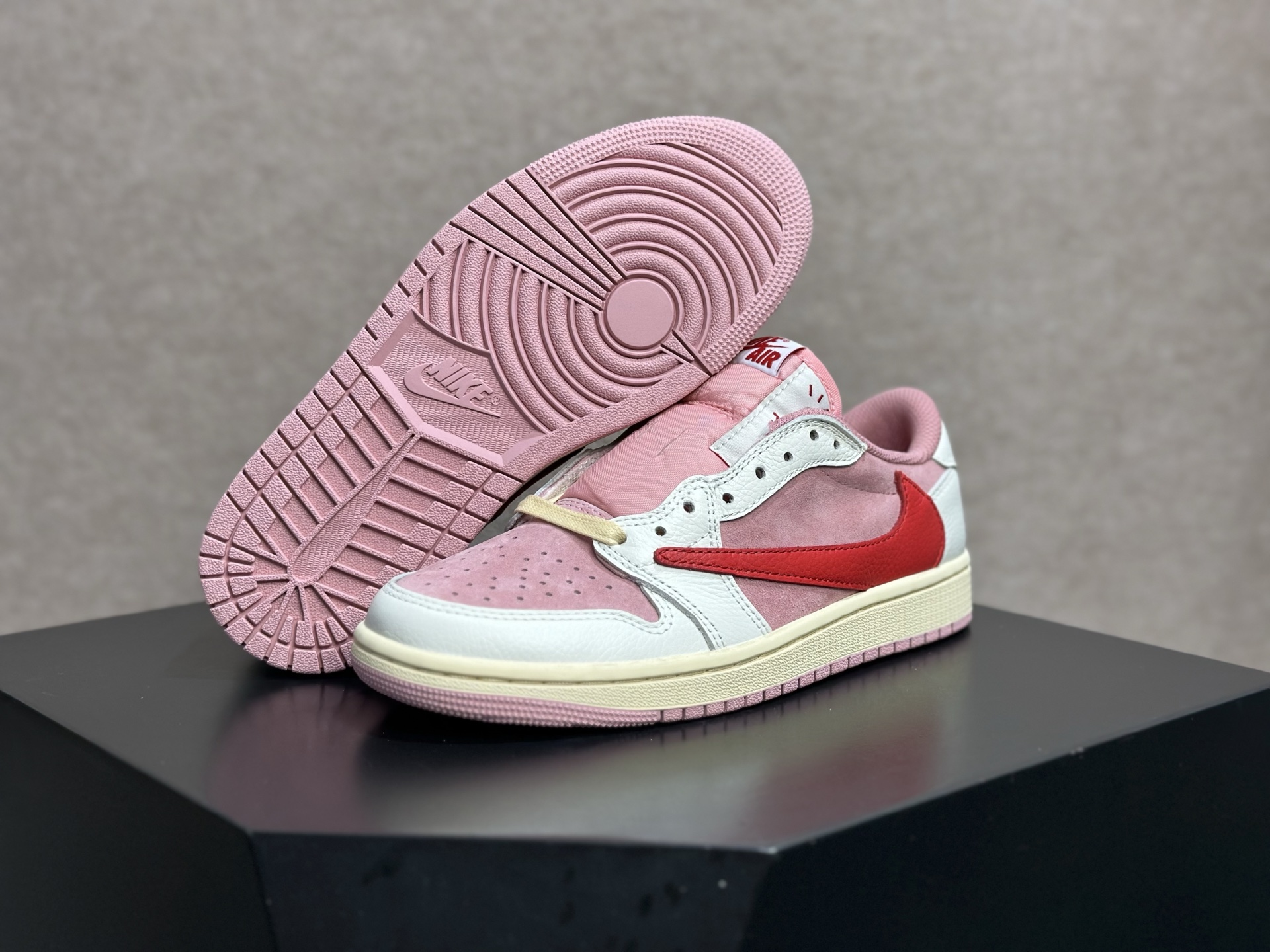 260 情人节粉倒钩 甜妹氛围感直接拉满的少女神鞋 Travis Scott x AJ1 Low 情人节粉倒钩 DM7866-600-Chinese UA Cheap High Quatity Brand Clothes Bags handbags Sneakers wholesale wholesaler seller from China Factory suppliers Fashion Clothing Shoes best Quality Beautiful Price 260 情人节粉倒钩 甜妹氛围感直接拉满的少女神鞋 Travis Scott x AJ1 Low 情人节粉倒钩 DM7866-600