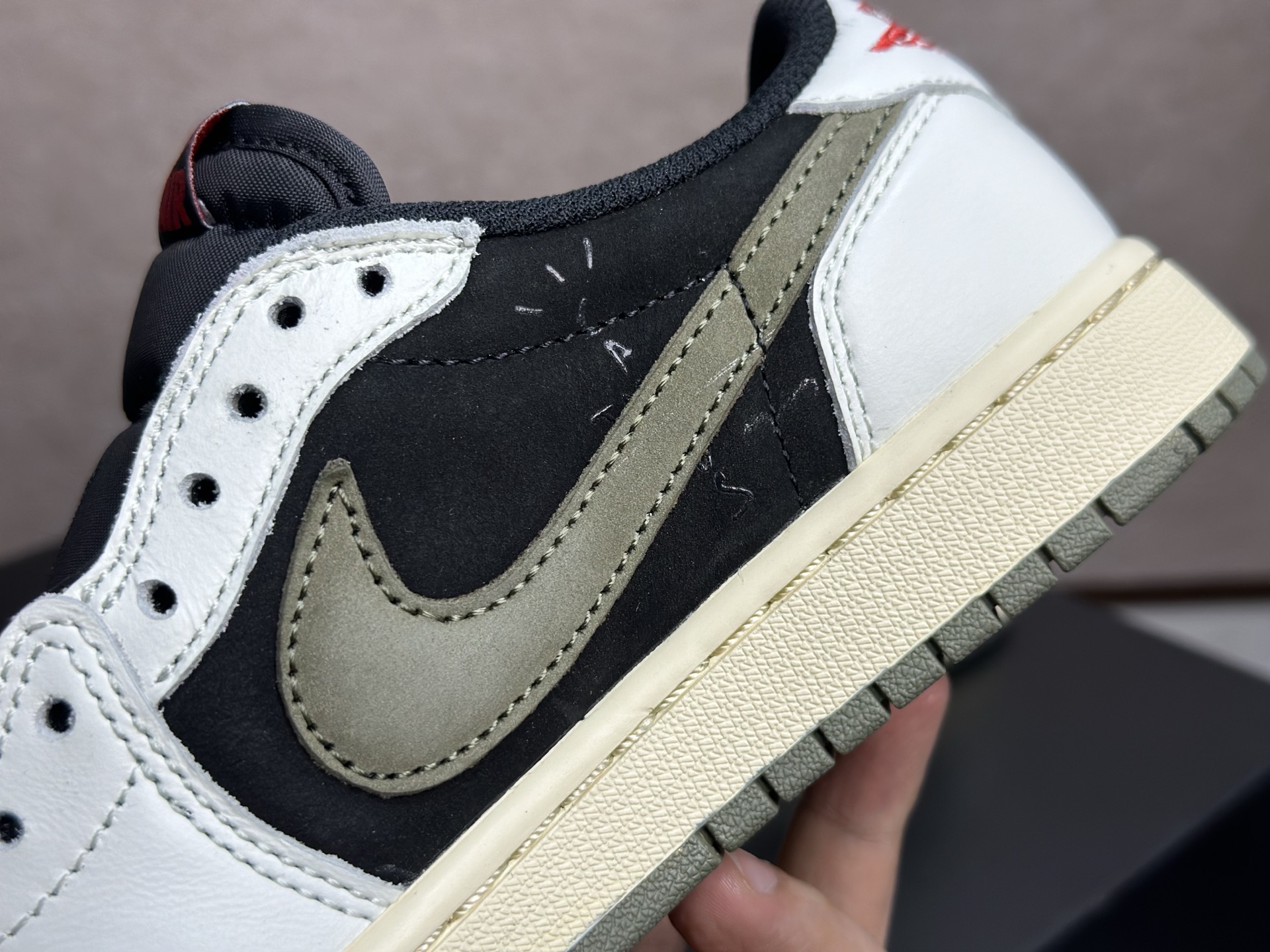 倒钩 7.0 黑白橄榄绿 复古高级感直接拉满的街头神鞋 Travis Scott x AJ1 Low 黑白橄榄绿倒钩 DM7866-002-Top High Quatity Cheap Sneakers Fashion Clothing Clothes Bags handbags Shoes of all Brand wholesale With The best Quality And Beautiful Price from China Factory Chinese suppliers wholesaler seller 倒钩 7.0 黑白橄榄绿 复古高级感直接拉满的街头神鞋 Travis Scott x AJ1 Low 黑白橄榄绿倒钩 DM7866-002