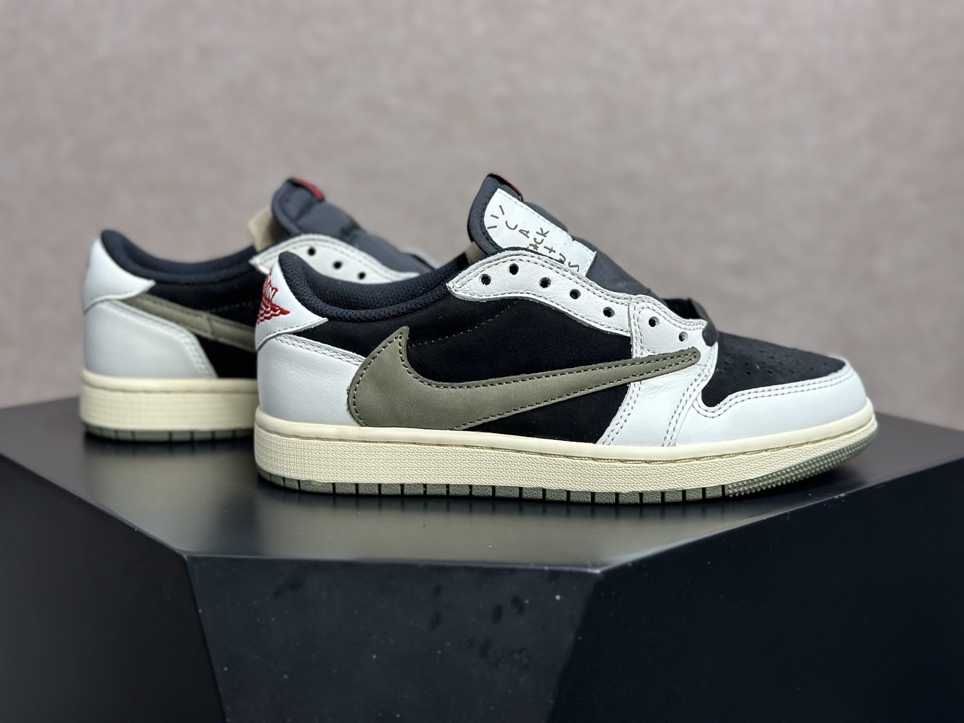 倒钩 7.0 黑白橄榄绿 复古高级感直接拉满的街头神鞋 Travis Scott x AJ1 Low 黑白橄榄绿倒钩 DM7866-002-Top High Quatity Cheap Sneakers Fashion Clothing Clothes Bags handbags Shoes of all Brand wholesale With The best Quality And Beautiful Price from China Factory Chinese suppliers wholesaler seller 倒钩 7.0 黑白橄榄绿 复古高级感直接拉满的街头神鞋 Travis Scott x AJ1 Low 黑白橄榄绿倒钩 DM7866-002
