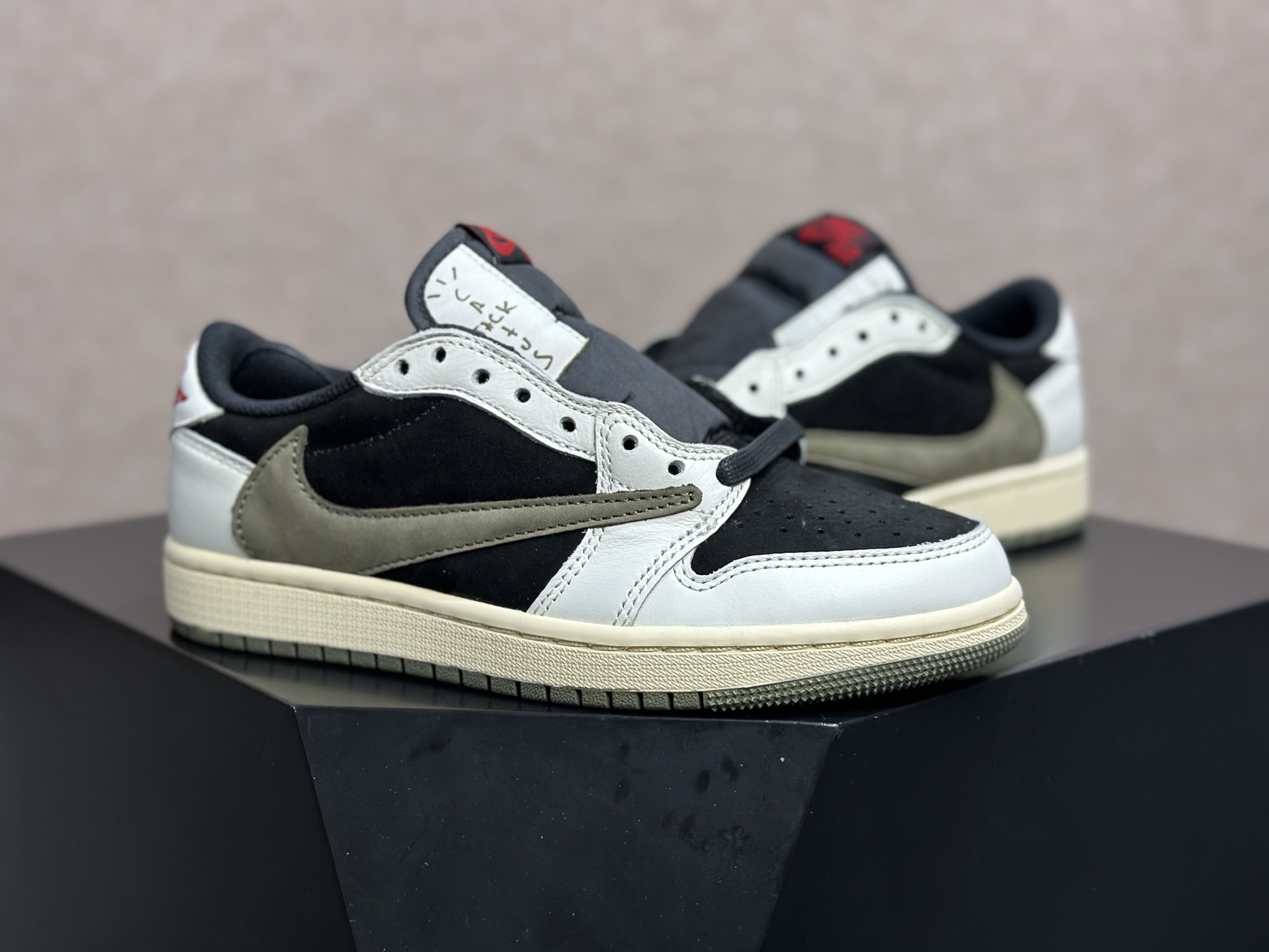 倒钩 7.0 黑白橄榄绿 复古高级感直接拉满的街头神鞋 Travis Scott x AJ1 Low 黑白橄榄绿倒钩 DM7866-002-Top High Quatity Cheap Sneakers Fashion Clothing Clothes Bags handbags Shoes of all Brand wholesale With The best Quality And Beautiful Price from China Factory Chinese suppliers wholesaler seller 倒钩 7.0 黑白橄榄绿 复古高级感直接拉满的街头神鞋 Travis Scott x AJ1 Low 黑白橄榄绿倒钩 DM7866-002