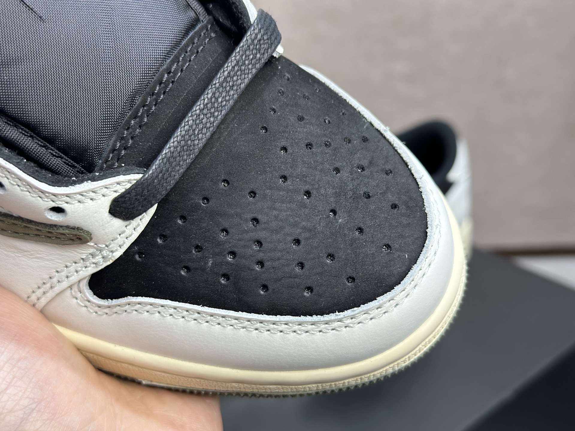 倒钩 7.0 黑白橄榄绿 复古高级感直接拉满的街头神鞋 Travis Scott x AJ1 Low 黑白橄榄绿倒钩 DM7866-002-Top High Quatity Cheap Sneakers Fashion Clothing Clothes Bags handbags Shoes of all Brand wholesale With The best Quality And Beautiful Price from China Factory Chinese suppliers wholesaler seller 倒钩 7.0 黑白橄榄绿 复古高级感直接拉满的街头神鞋 Travis Scott x AJ1 Low 黑白橄榄绿倒钩 DM7866-002