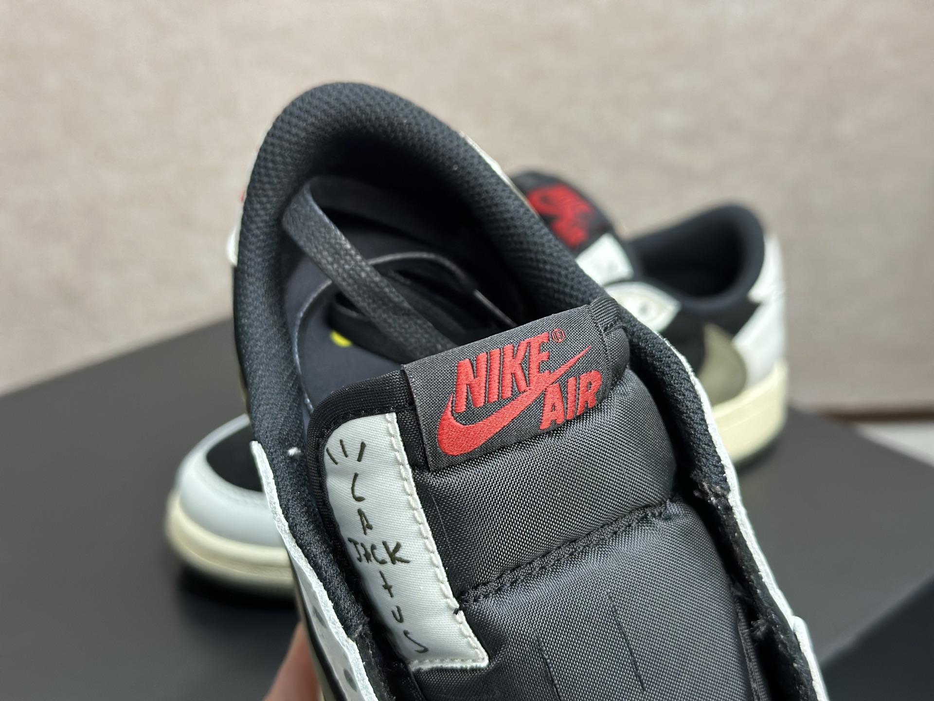 倒钩 7.0 黑白橄榄绿 复古高级感直接拉满的街头神鞋 Travis Scott x AJ1 Low 黑白橄榄绿倒钩 DM7866-002-Top High Quatity Cheap Sneakers Fashion Clothing Clothes Bags handbags Shoes of all Brand wholesale With The best Quality And Beautiful Price from China Factory Chinese suppliers wholesaler seller 倒钩 7.0 黑白橄榄绿 复古高级感直接拉满的街头神鞋 Travis Scott x AJ1 Low 黑白橄榄绿倒钩 DM7866-002