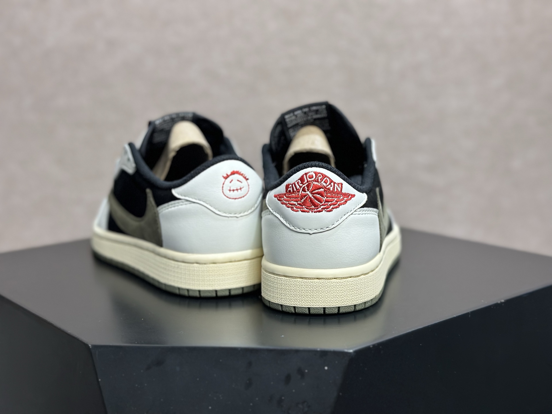 倒钩 7.0 黑白橄榄绿 复古高级感直接拉满的街头神鞋 Travis Scott x AJ1 Low 黑白橄榄绿倒钩 DM7866-002-Top High Quatity Cheap Sneakers Fashion Clothing Clothes Bags handbags Shoes of all Brand wholesale With The best Quality And Beautiful Price from China Factory Chinese suppliers wholesaler seller 倒钩 7.0 黑白橄榄绿 复古高级感直接拉满的街头神鞋 Travis Scott x AJ1 Low 黑白橄榄绿倒钩 DM7866-002