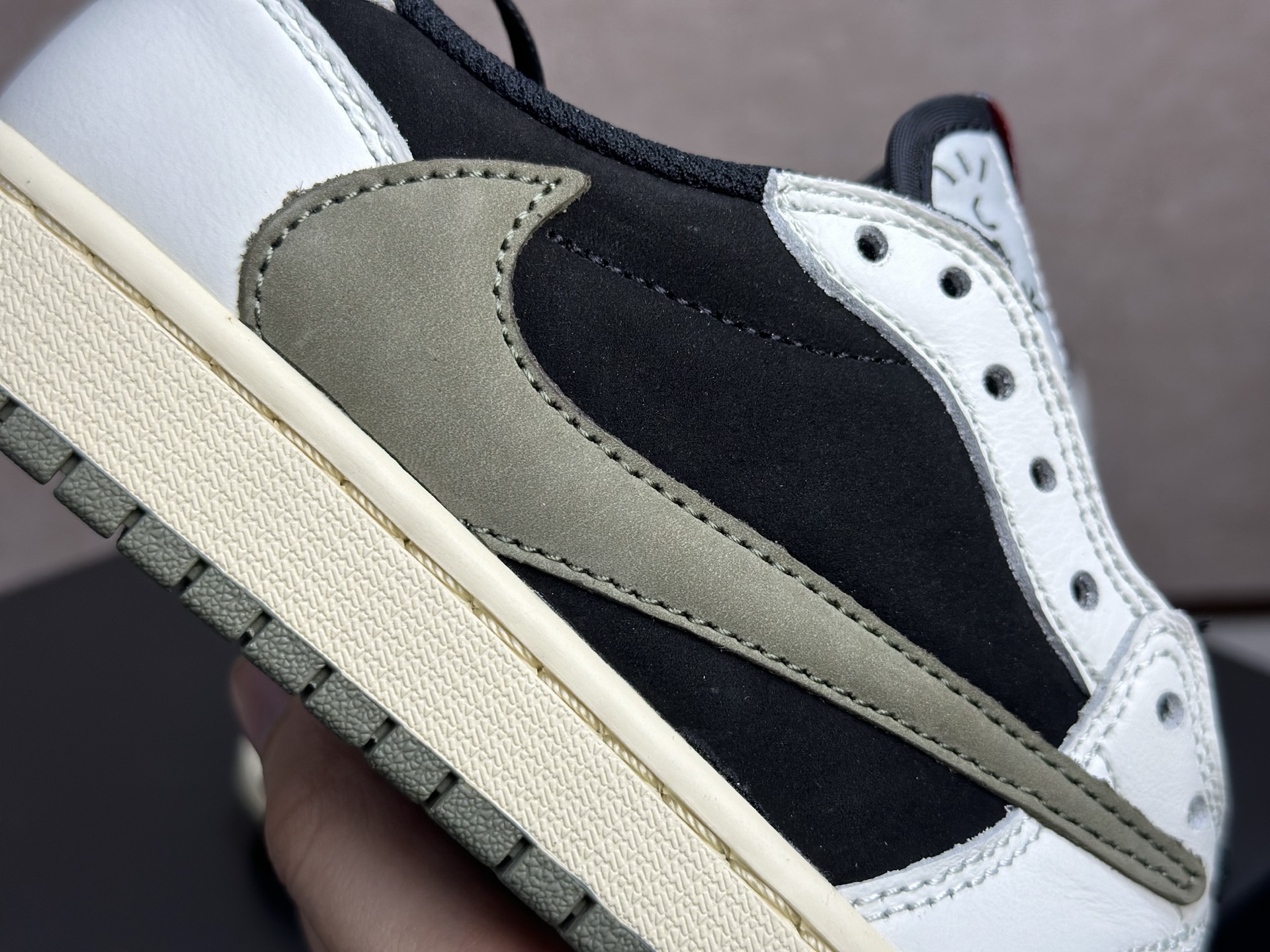 倒钩 7.0 黑白橄榄绿 复古高级感直接拉满的街头神鞋 Travis Scott x AJ1 Low 黑白橄榄绿倒钩 DM7866-002-Top High Quatity Cheap Sneakers Fashion Clothing Clothes Bags handbags Shoes of all Brand wholesale With The best Quality And Beautiful Price from China Factory Chinese suppliers wholesaler seller 倒钩 7.0 黑白橄榄绿 复古高级感直接拉满的街头神鞋 Travis Scott x AJ1 Low 黑白橄榄绿倒钩 DM7866-002