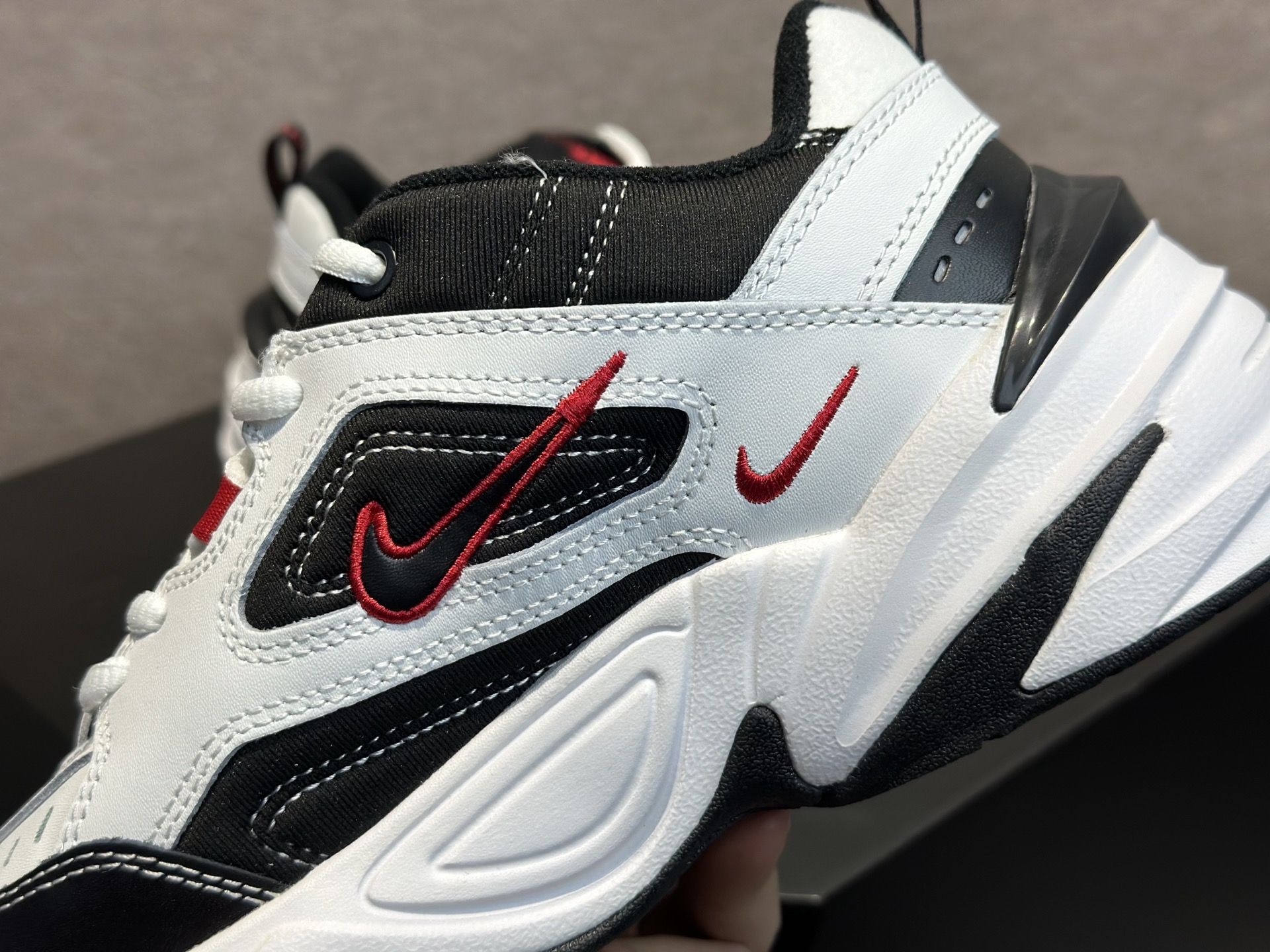 200 耐克 Nike M2K Tekno 系列低帮复古潮流百搭旅游老爹休闲运动鞋 “白黑红” AV4789-104-Chinese UA Cheap High Quatity Brand Clothes Bags handbags Sneakers wholesale wholesaler seller from China Factory suppliers Fashion Clothing Shoes best Quality Beautiful Price 200 耐克 Nike M2K Tekno 系列低帮复古潮流百搭旅游老爹休闲运动鞋 “白黑红” AV4789-104