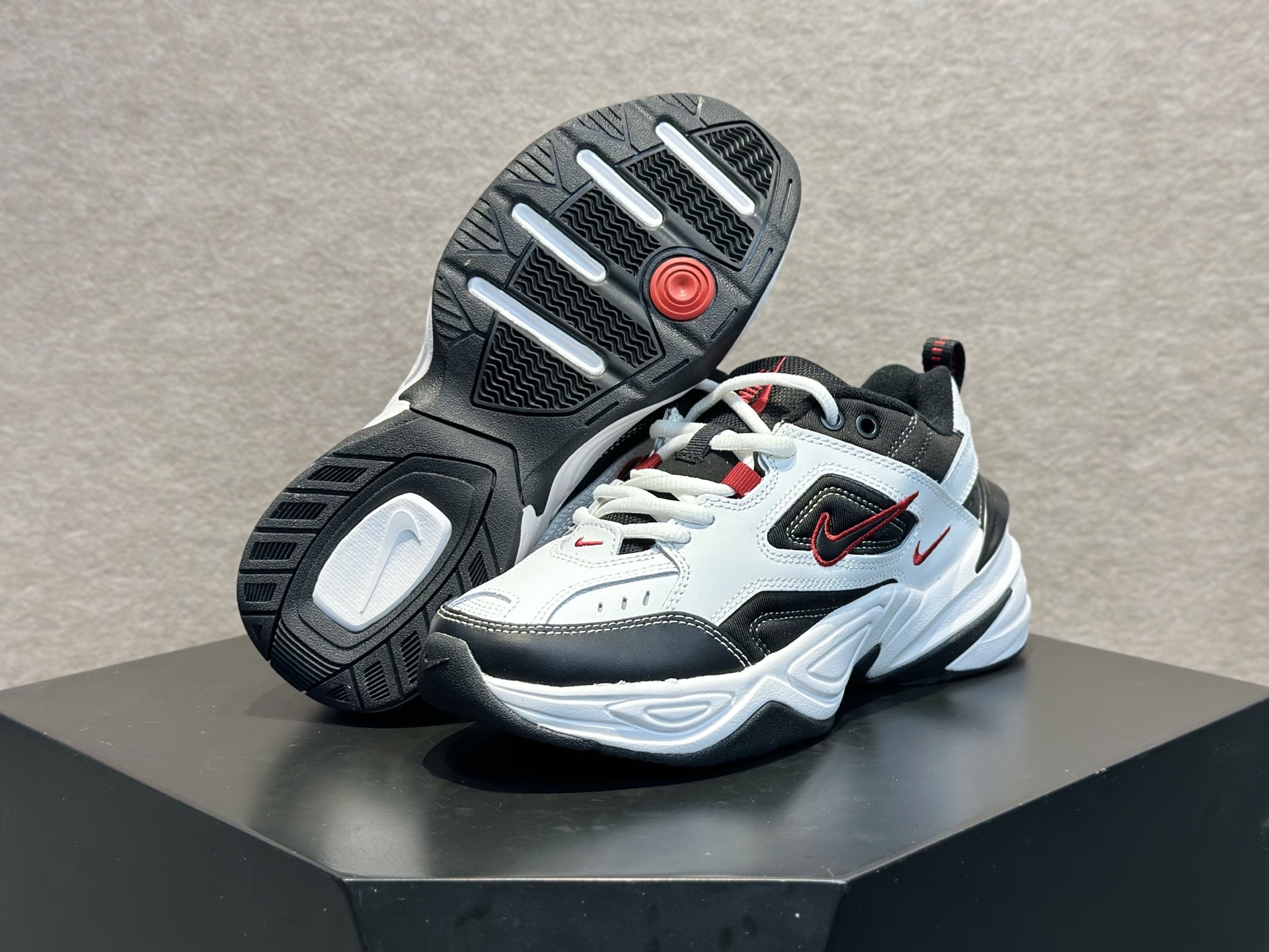 200 耐克 Nike M2K Tekno 系列低帮复古潮流百搭旅游老爹休闲运动鞋 “白黑红” AV4789-104-Chinese UA Cheap High Quatity Brand Clothes Bags handbags Sneakers wholesale wholesaler seller from China Factory suppliers Fashion Clothing Shoes best Quality Beautiful Price 200 耐克 Nike M2K Tekno 系列低帮复古潮流百搭旅游老爹休闲运动鞋 “白黑红” AV4789-104