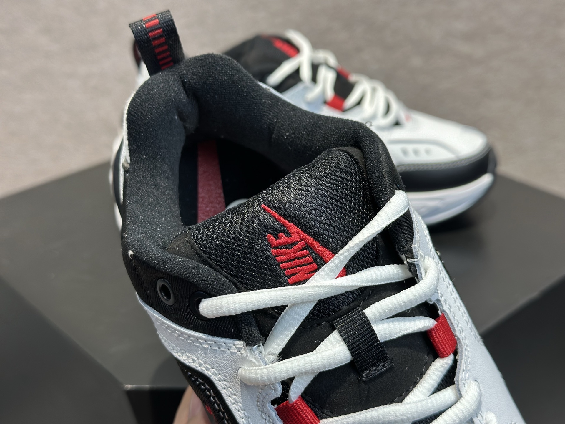 200 耐克 Nike M2K Tekno 系列低帮复古潮流百搭旅游老爹休闲运动鞋 “白黑红” AV4789-104-Chinese UA Cheap High Quatity Brand Clothes Bags handbags Sneakers wholesale wholesaler seller from China Factory suppliers Fashion Clothing Shoes best Quality Beautiful Price 200 耐克 Nike M2K Tekno 系列低帮复古潮流百搭旅游老爹休闲运动鞋 “白黑红” AV4789-104