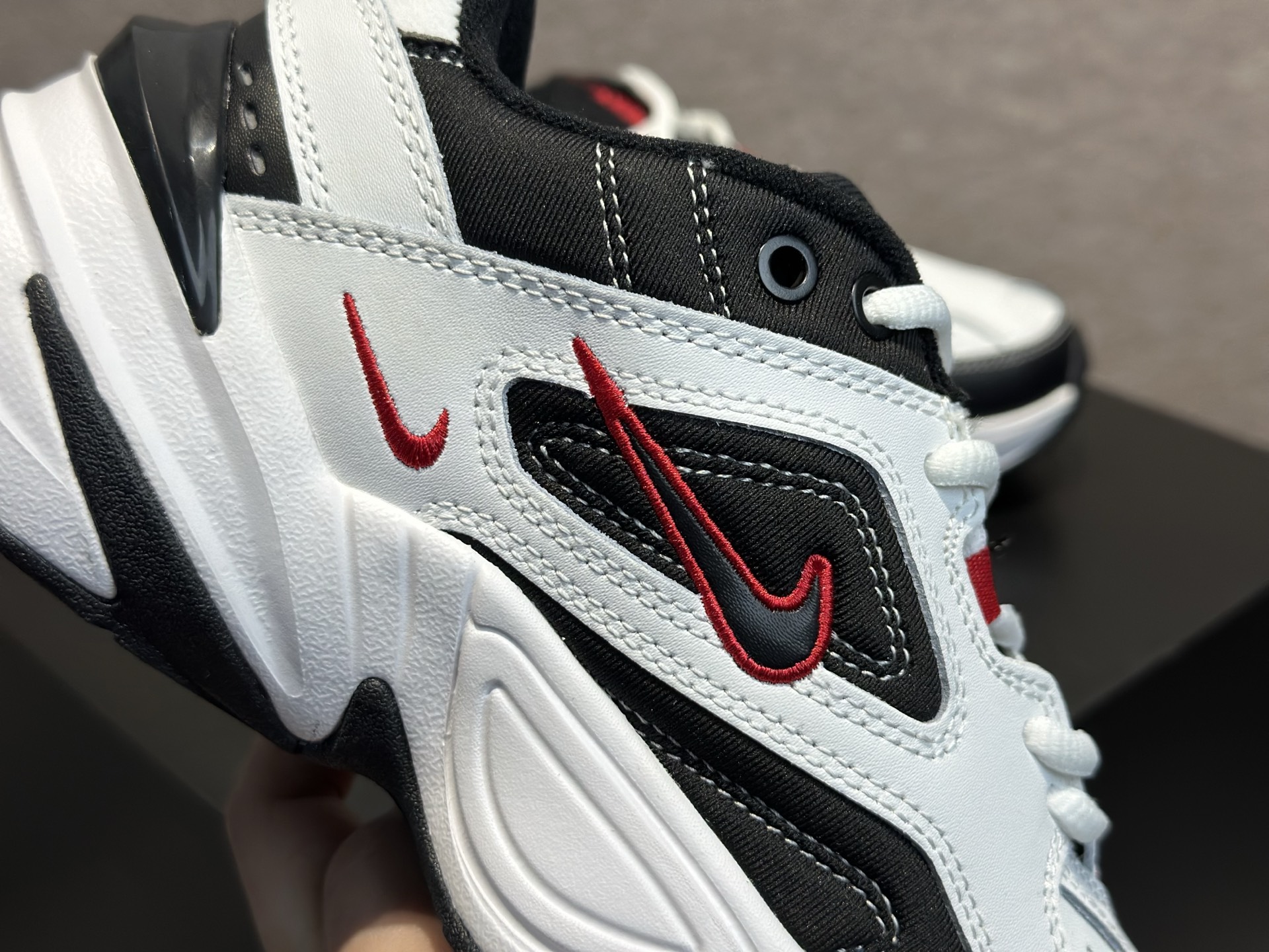 200 耐克 Nike M2K Tekno 系列低帮复古潮流百搭旅游老爹休闲运动鞋 “白黑红” AV4789-104-Chinese UA Cheap High Quatity Brand Clothes Bags handbags Sneakers wholesale wholesaler seller from China Factory suppliers Fashion Clothing Shoes best Quality Beautiful Price 200 耐克 Nike M2K Tekno 系列低帮复古潮流百搭旅游老爹休闲运动鞋 “白黑红” AV4789-104