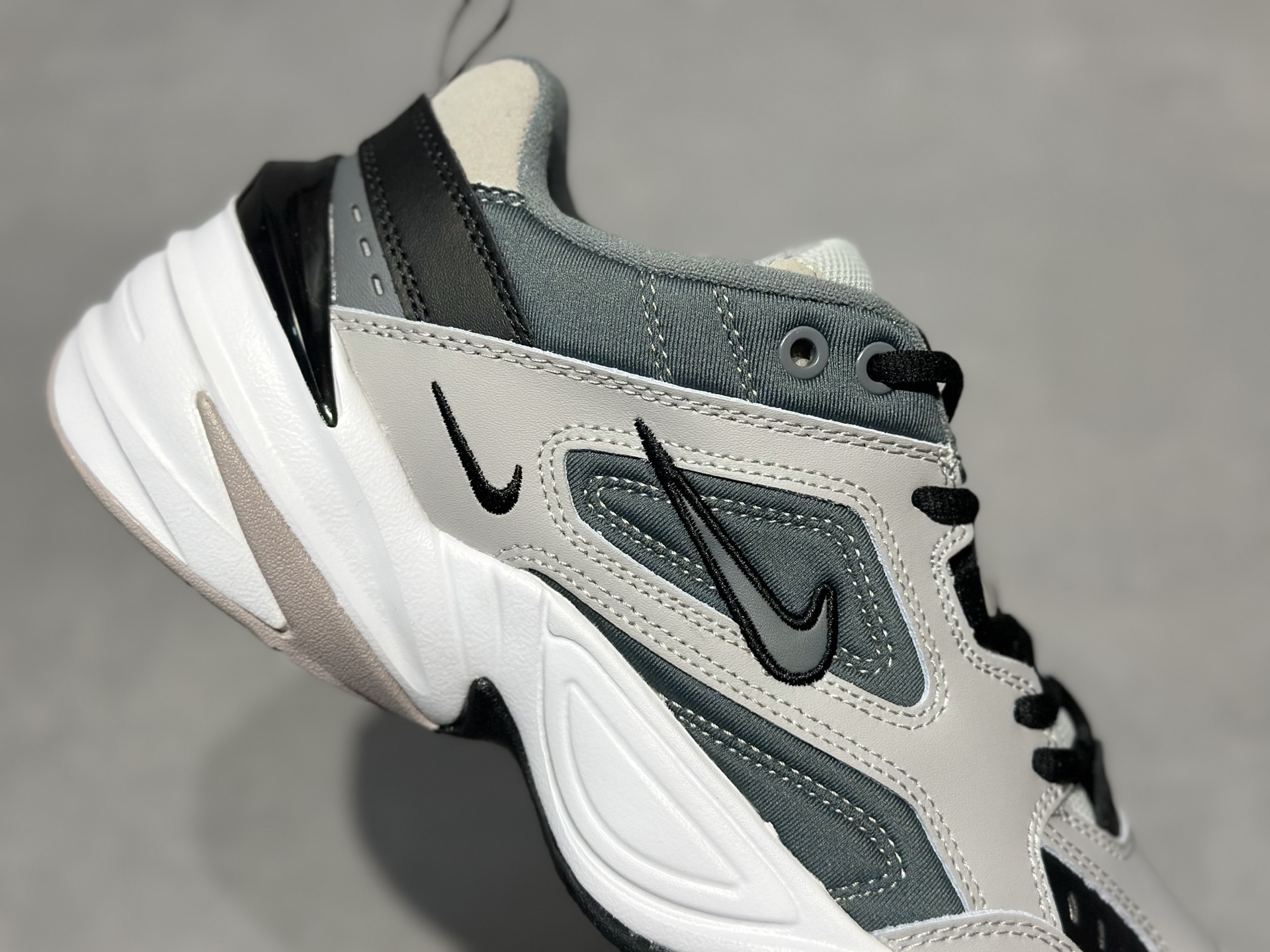 Nike M2K Tekno 浅灰深灰黑白撞色 机能感直接拉满 透气海绵 脚感轻盈又透气