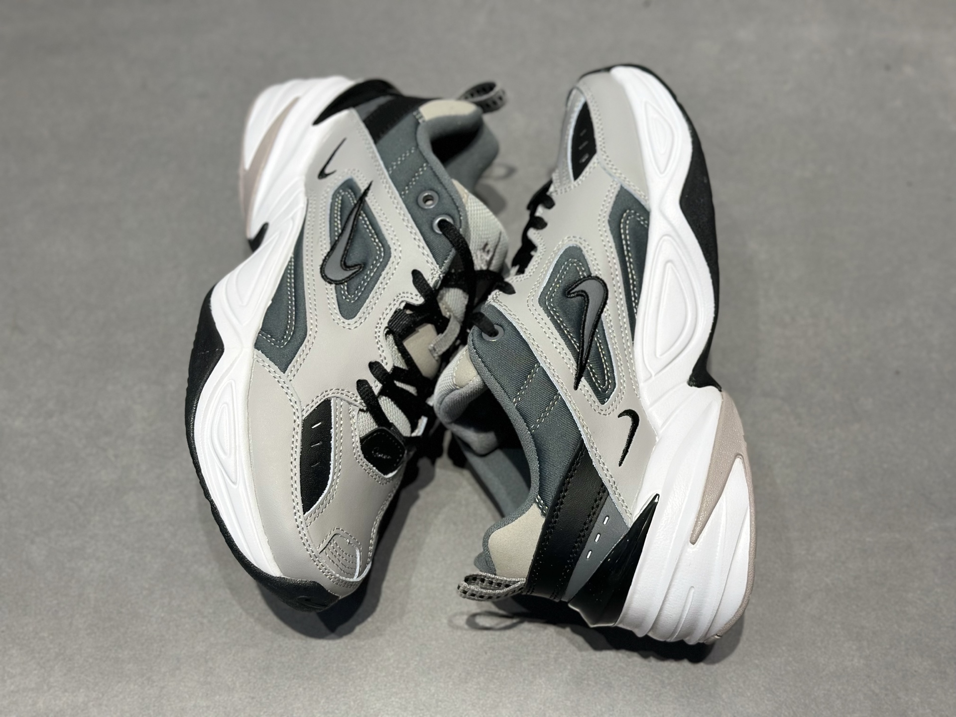 Nike M2K Tekno 浅灰深灰黑白撞色 机能感直接拉满 透气海绵 脚感轻盈又透气