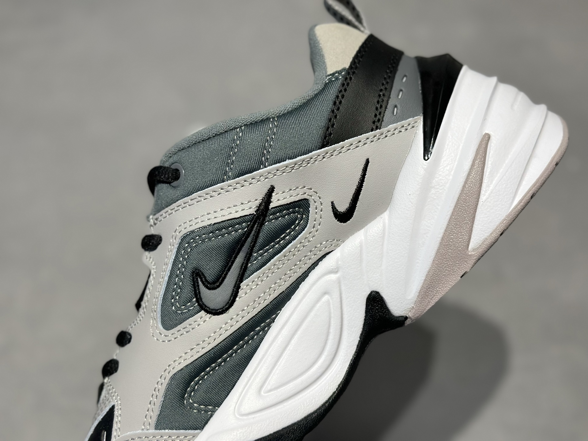 Nike M2K Tekno 浅灰深灰黑白撞色 机能感直接拉满 透气海绵 脚感轻盈又透气