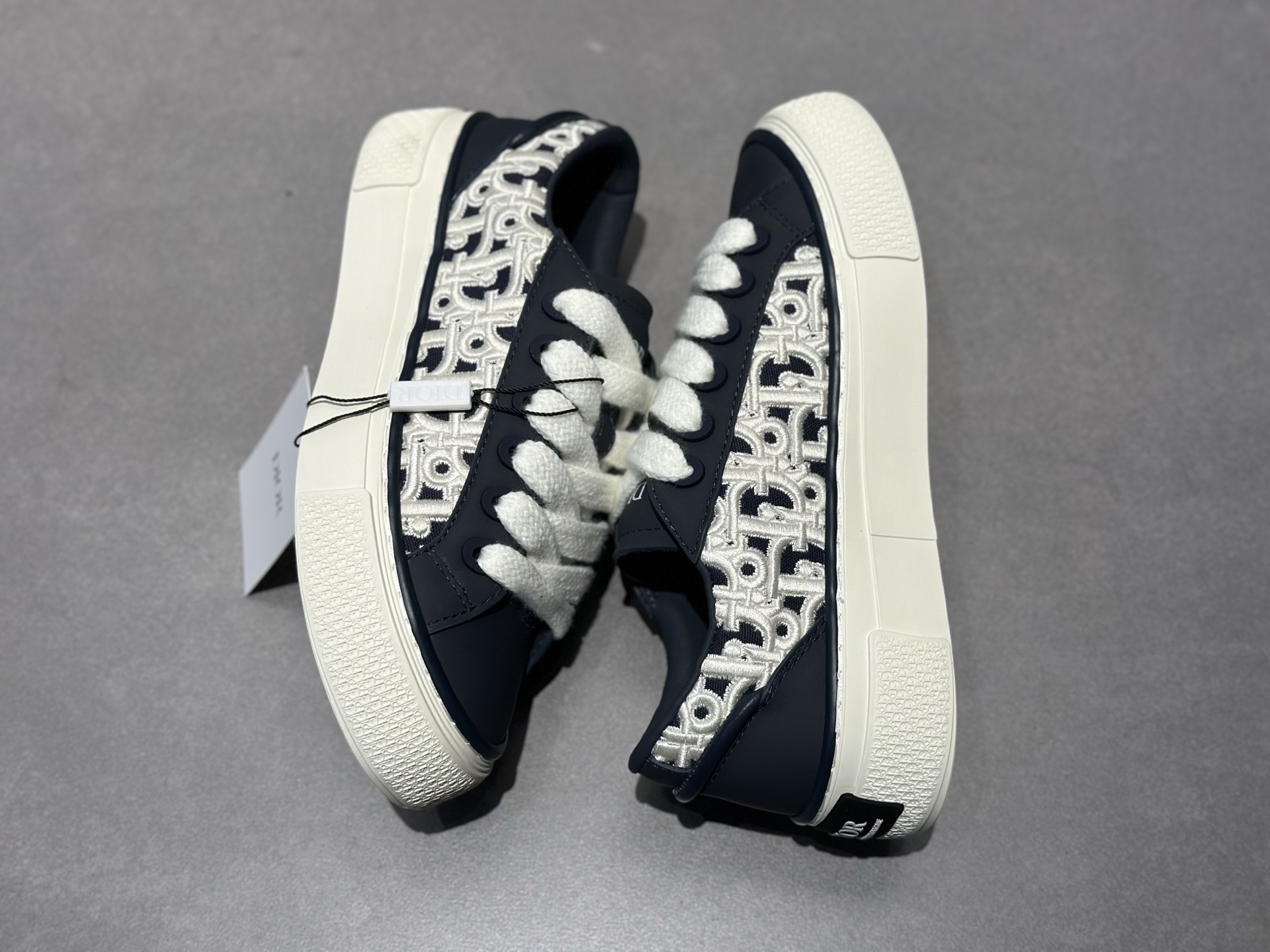 400 Dior B33 老花厚底鞋上新 藏青皮革 米白 Oblique 刺绣 自带高级滤镜