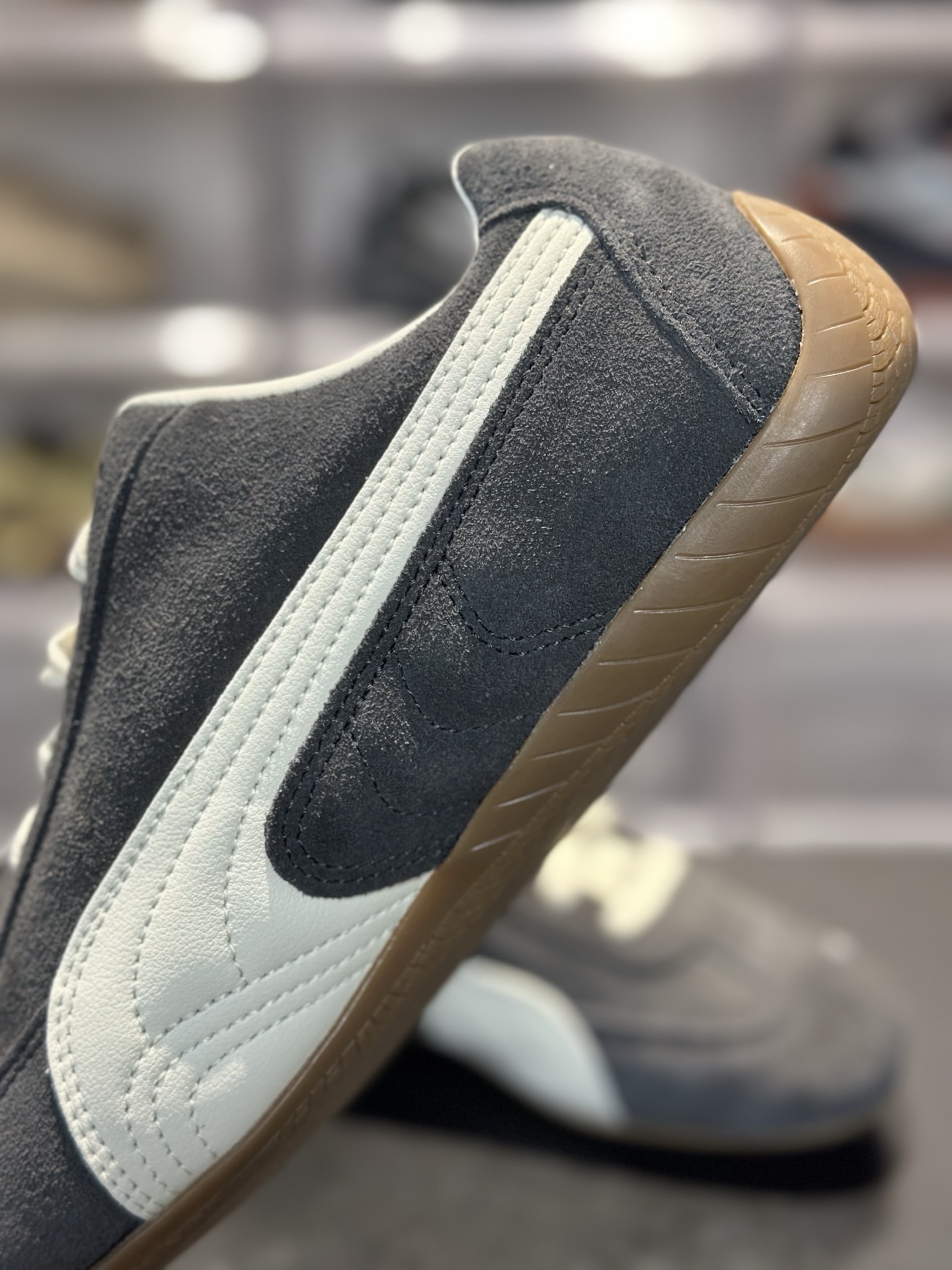PUMA Speedcat 深灰麂皮款 深灰麂皮 米白拼条 金色 Logo 低调显贵 复古赛车鞋型超显脚瘦-Top High Quatity Cheap Sneakers Fashion Clothing Clothes Bags handbags Shoes of all Brand wholesale With The best Quality And Beautiful Price from China Factory Chinese suppliers wholesaler seller PUMA Speedcat 深灰麂皮款 深灰麂皮 米白拼条 金色 Logo 低调显贵 复古赛车鞋型超显脚瘦