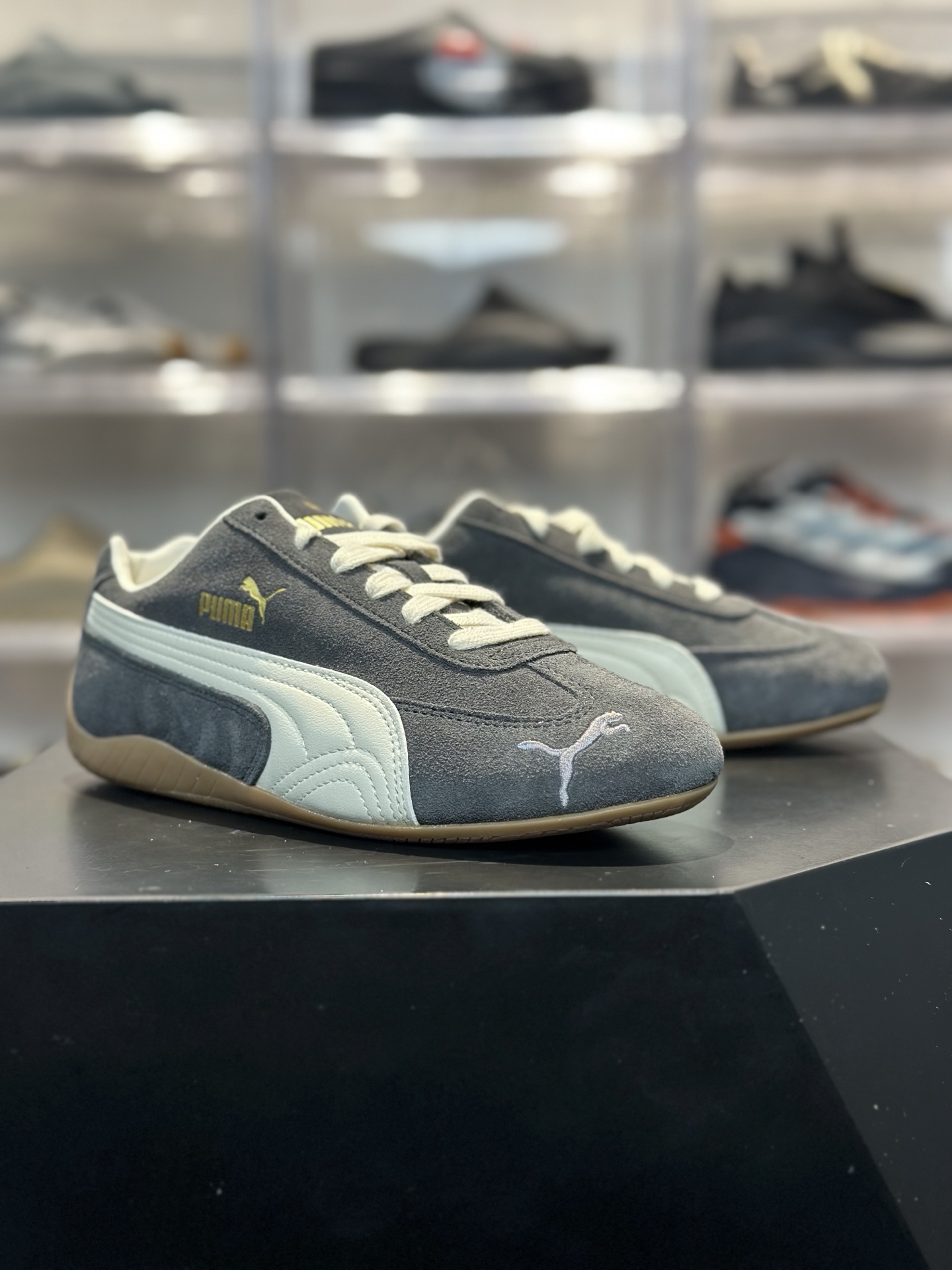 PUMA Speedcat 深灰麂皮款 深灰麂皮 米白拼条 金色 Logo 低调显贵 复古赛车鞋型超显脚瘦-Top High Quatity Cheap Sneakers Fashion Clothing Clothes Bags handbags Shoes of all Brand wholesale With The best Quality And Beautiful Price from China Factory Chinese suppliers wholesaler seller PUMA Speedcat 深灰麂皮款 深灰麂皮 米白拼条 金色 Logo 低调显贵 复古赛车鞋型超显脚瘦