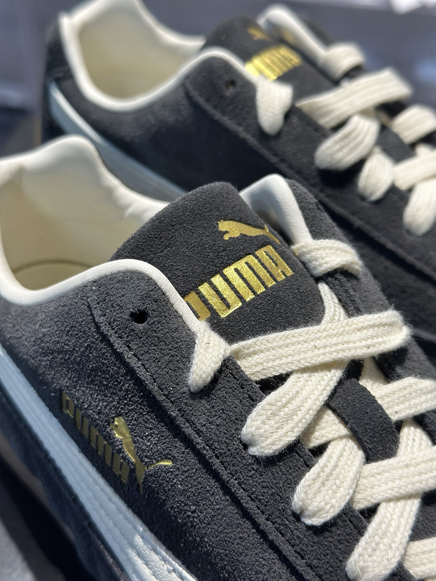 PUMA Speedcat 深灰麂皮款 深灰麂皮 米白拼条 金色 Logo 低调显贵 复古赛车鞋型超显脚瘦-Top High Quatity Cheap Sneakers Fashion Clothing Clothes Bags handbags Shoes of all Brand wholesale With The best Quality And Beautiful Price from China Factory Chinese suppliers wholesaler seller PUMA Speedcat 深灰麂皮款 深灰麂皮 米白拼条 金色 Logo 低调显贵 复古赛车鞋型超显脚瘦