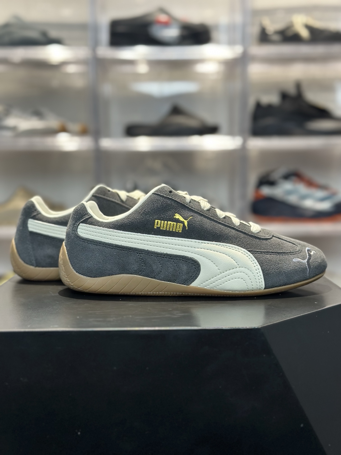 PUMA Speedcat 深灰麂皮款 深灰麂皮 米白拼条 金色 Logo 低调显贵 复古赛车鞋型超显脚瘦-Top High Quatity Cheap Sneakers Fashion Clothing Clothes Bags handbags Shoes of all Brand wholesale With The best Quality And Beautiful Price from China Factory Chinese suppliers wholesaler seller PUMA Speedcat 深灰麂皮款 深灰麂皮 米白拼条 金色 Logo 低调显贵 复古赛车鞋型超显脚瘦