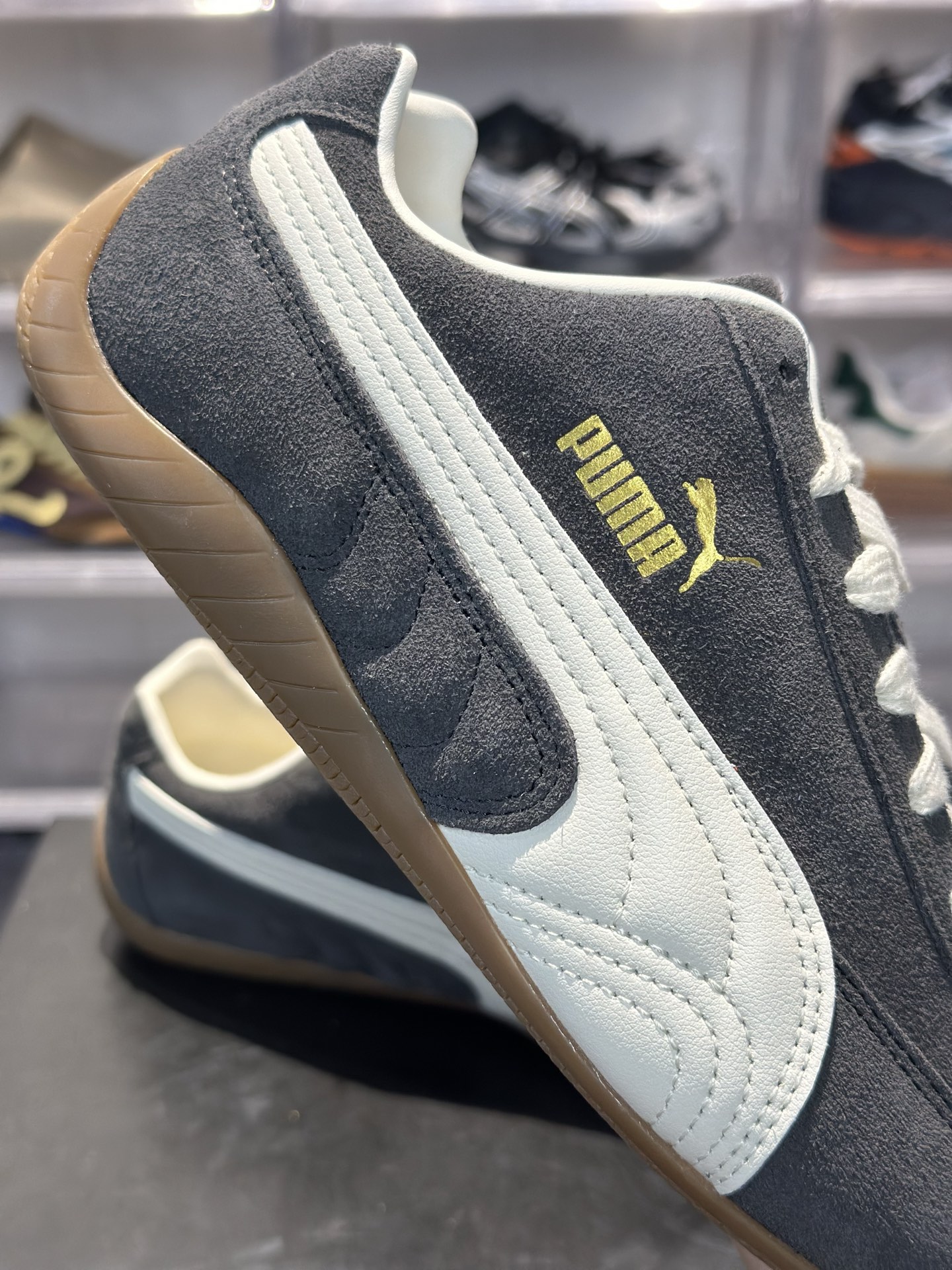 PUMA Speedcat 深灰麂皮款 深灰麂皮 米白拼条 金色 Logo 低调显贵 复古赛车鞋型超显脚瘦-Top High Quatity Cheap Sneakers Fashion Clothing Clothes Bags handbags Shoes of all Brand wholesale With The best Quality And Beautiful Price from China Factory Chinese suppliers wholesaler seller PUMA Speedcat 深灰麂皮款 深灰麂皮 米白拼条 金色 Logo 低调显贵 复古赛车鞋型超显脚瘦