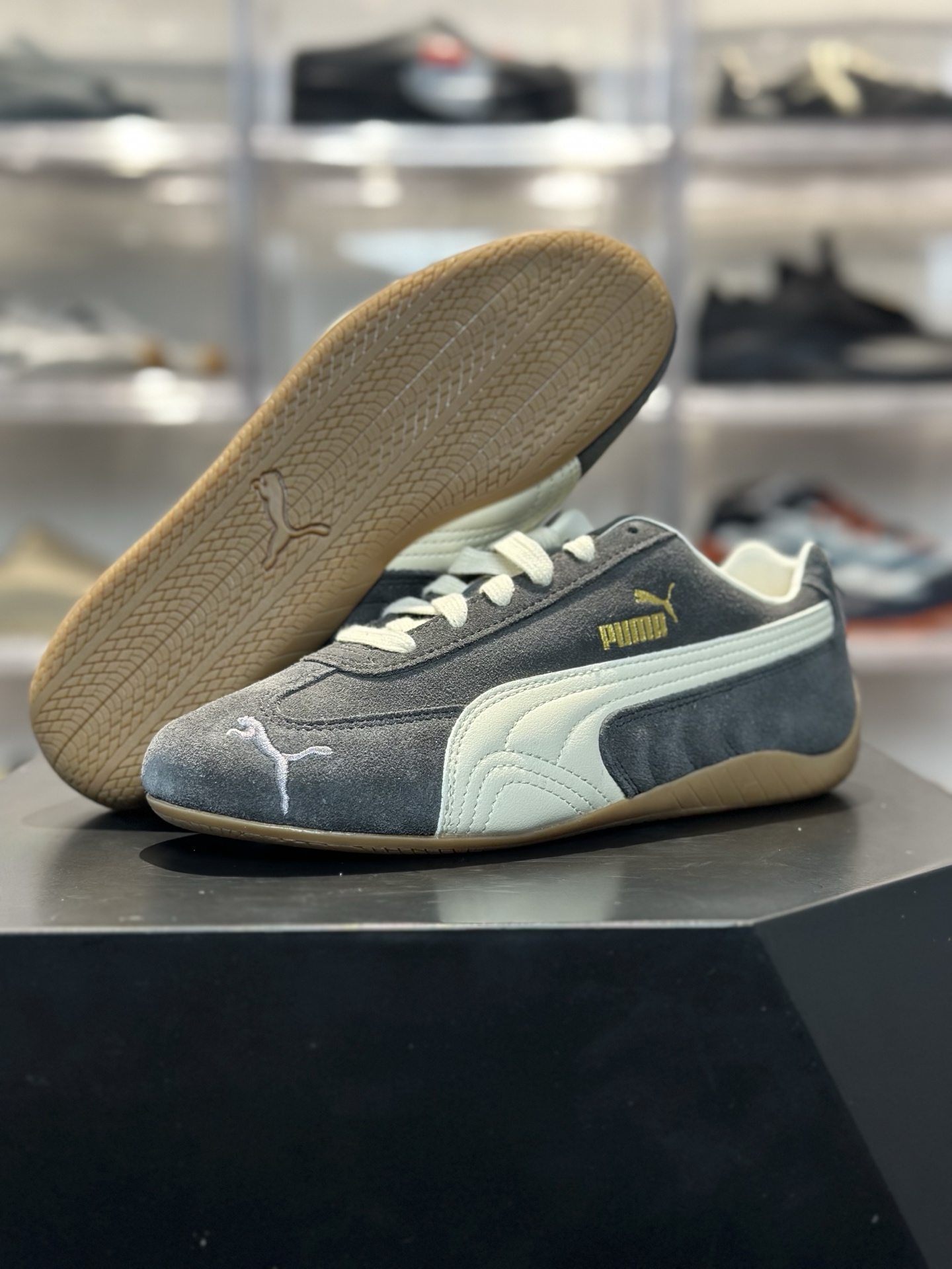 PUMA Speedcat 深灰麂皮款 深灰麂皮 米白拼条 金色 Logo 低调显贵 复古赛车鞋型超显脚瘦-Top High Quatity Cheap Sneakers Fashion Clothing Clothes Bags handbags Shoes of all Brand wholesale With The best Quality And Beautiful Price from China Factory Chinese suppliers wholesaler seller PUMA Speedcat 深灰麂皮款 深灰麂皮 米白拼条 金色 Logo 低调显贵 复古赛车鞋型超显脚瘦