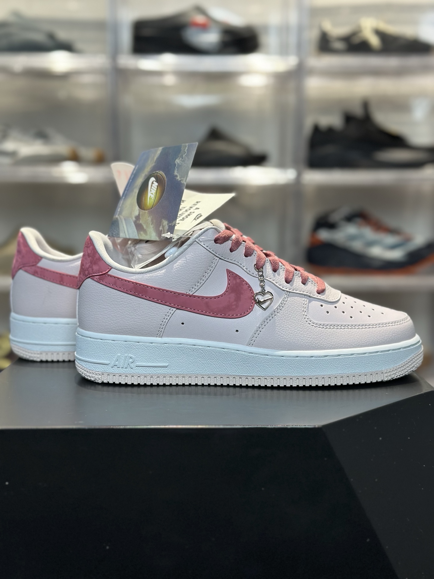 Nike Air Force 1 情人节限定「草莓熊」配色 浅粉鞋面 IO8755-600-Top High Quatity Cheap Sneakers Fashion Clothing Clothes Bags handbags Shoes of all Brand wholesale With The best Quality And Beautiful Price from China Factory Chinese suppliers wholesaler seller Nike Air Force 1 情人节限定「草莓熊」配色 浅粉鞋面 IO8755-600