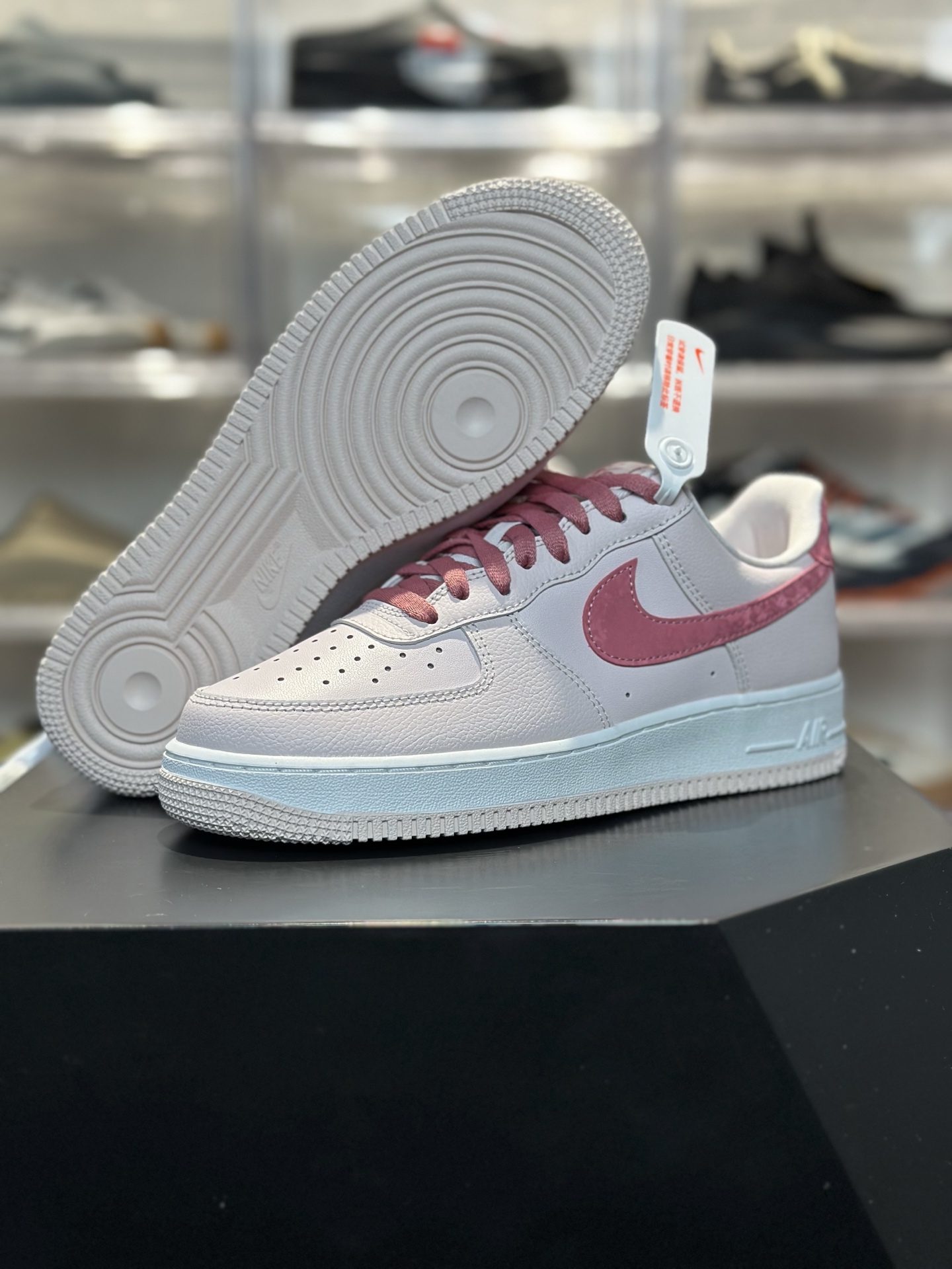 Nike Air Force 1 情人节限定「草莓熊」配色 浅粉鞋面 IO8755-600-Top High Quatity Cheap Sneakers Fashion Clothing Clothes Bags handbags Shoes of all Brand wholesale With The best Quality And Beautiful Price from China Factory Chinese suppliers wholesaler seller Nike Air Force 1 情人节限定「草莓熊」配色 浅粉鞋面 IO8755-600