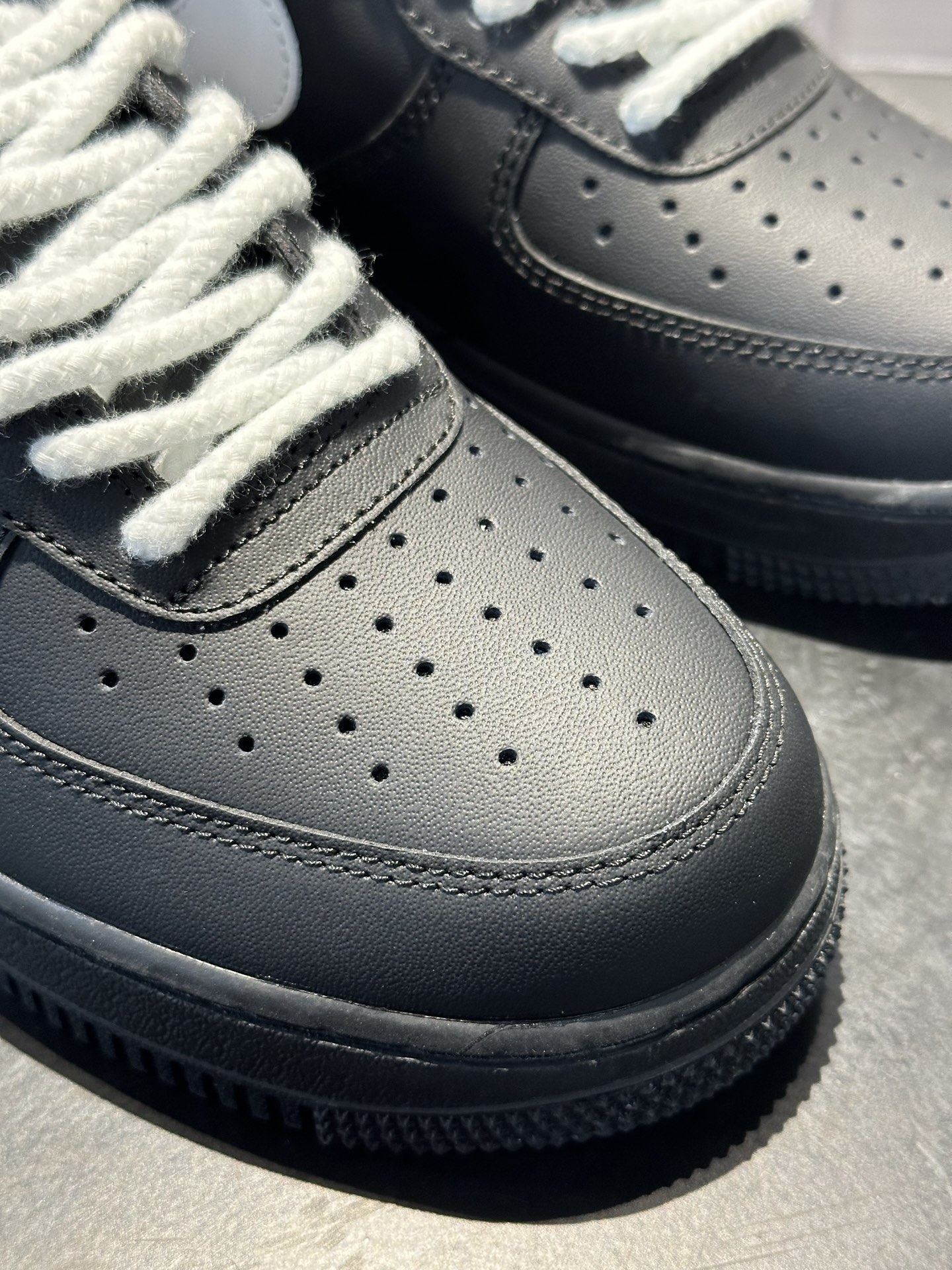 260 爆款上新 Nike Air Force 1 黑白麻绳款 全黑荔枝纹皮革 白色 Swoosh 经典永不过时 ZH0316-001-Chinese UA Cheap High Quatity Brand Clothes Bags handbags Sneakers wholesale wholesaler seller from China Factory suppliers Fashion Clothing Shoes best Quality Beautiful Price 260 爆款上新 Nike Air Force 1 黑白麻绳款 全黑荔枝纹皮革 白色 Swoosh 经典永不过时 ZH0316-001
