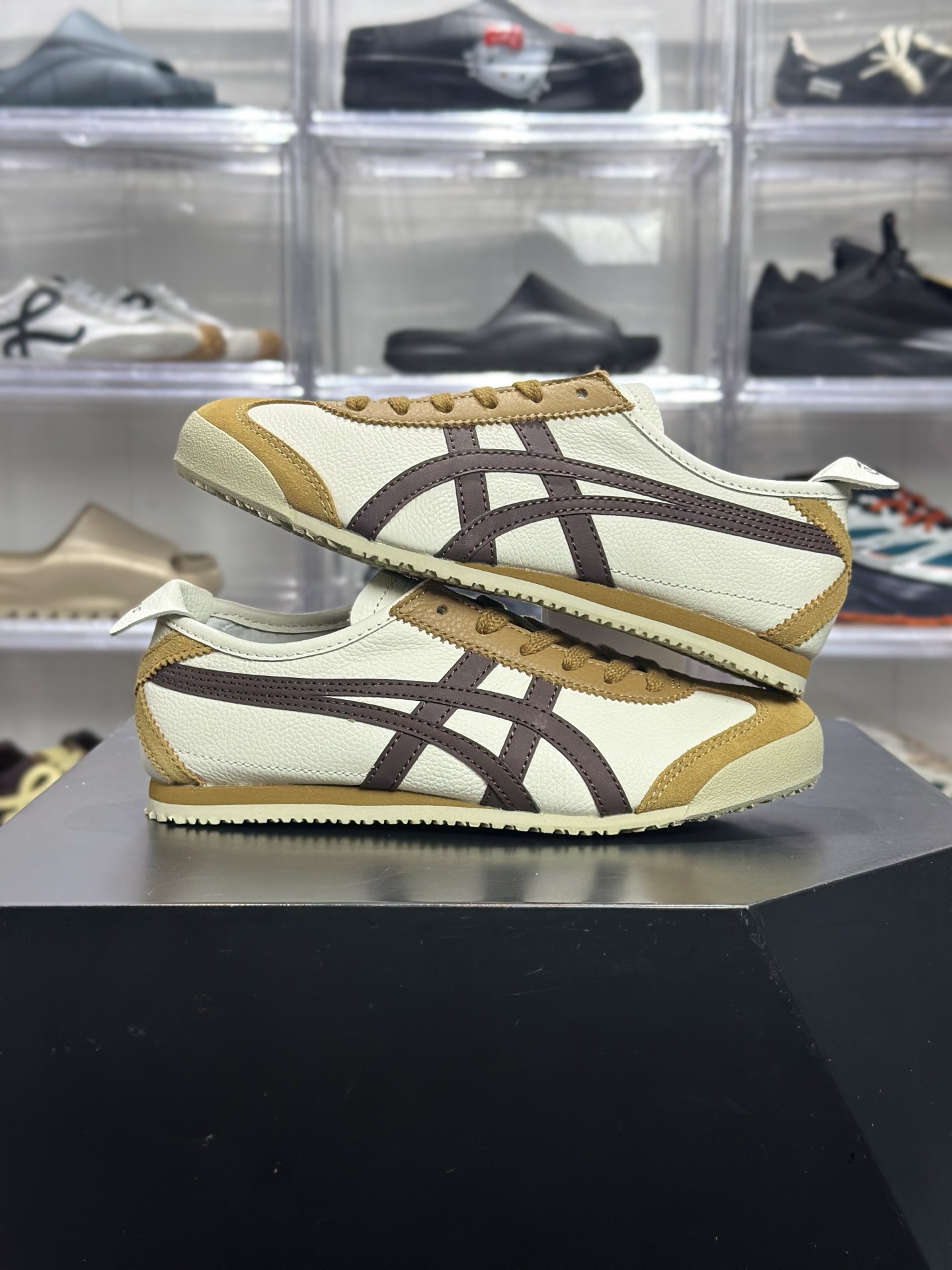 200 Onitsuka Tiger（鬼塚虎）经典的 MEXICO 66 系列休闲鞋 配色为米色 棕色（奶白 + 姜黄 + 深棕） 1183A201-117