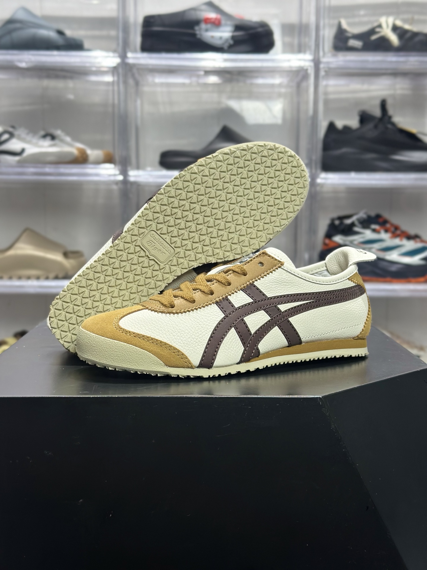 200 Onitsuka Tiger（鬼塚虎）经典的 MEXICO 66 系列休闲鞋 配色为米色 棕色（奶白 + 姜黄 + 深棕） 1183A201-117