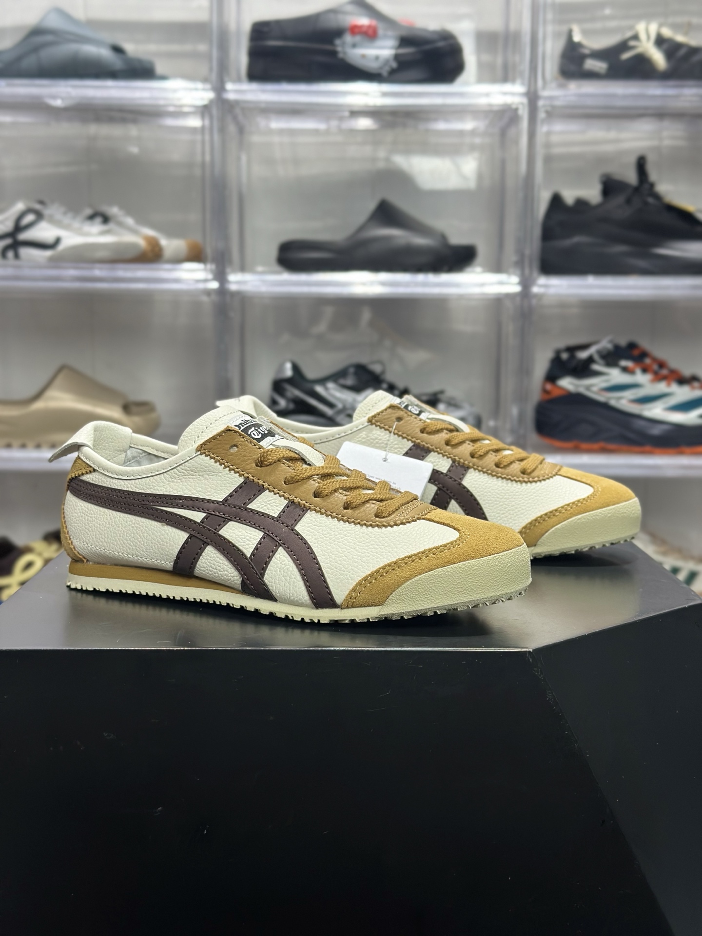 200 Onitsuka Tiger（鬼塚虎）经典的 MEXICO 66 系列休闲鞋 配色为米色 棕色（奶白 + 姜黄 + 深棕） 1183A201-117
