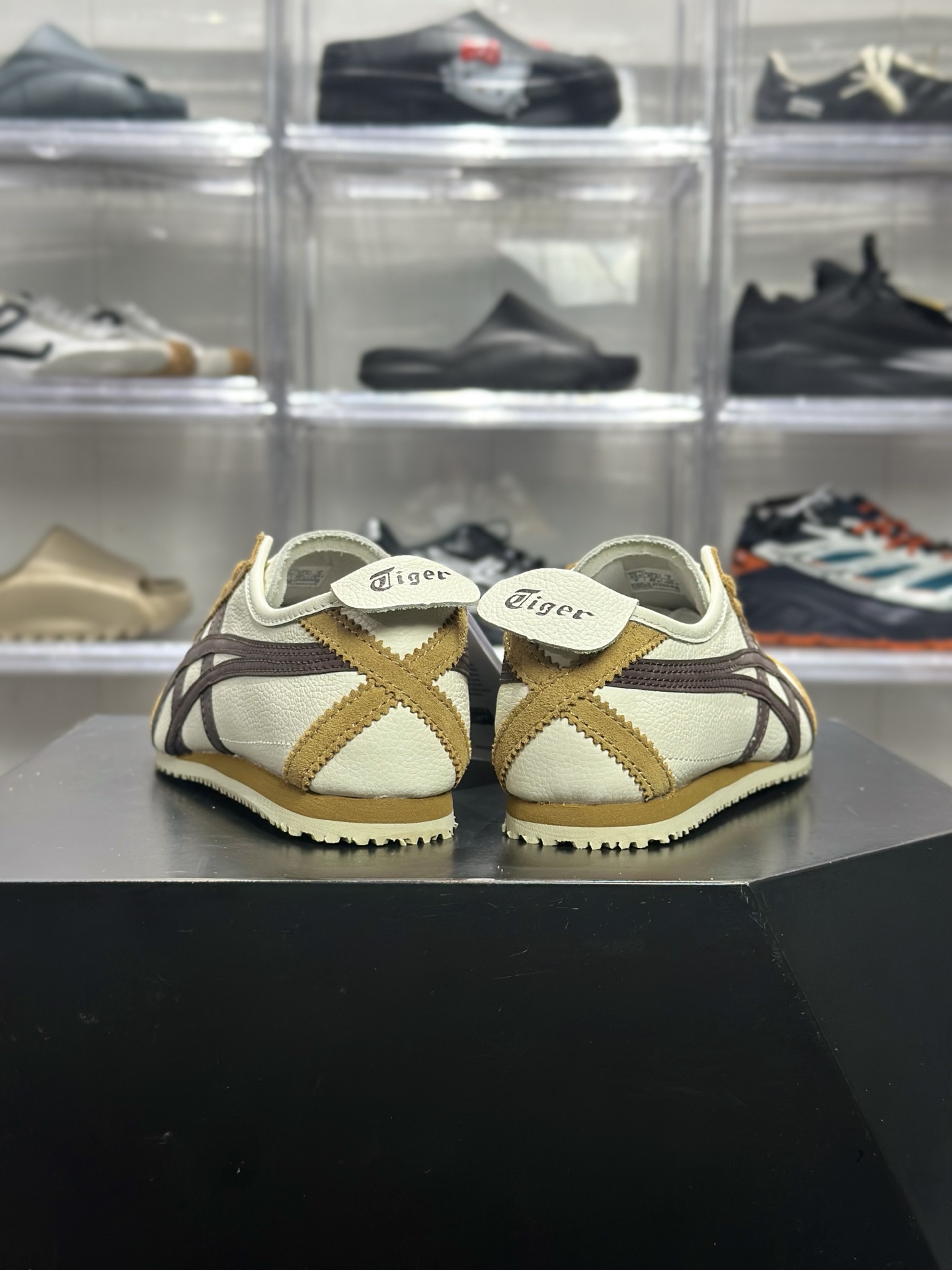 200 Onitsuka Tiger（鬼塚虎）经典的 MEXICO 66 系列休闲鞋 配色为米色 棕色（奶白 + 姜黄 + 深棕） 1183A201-117