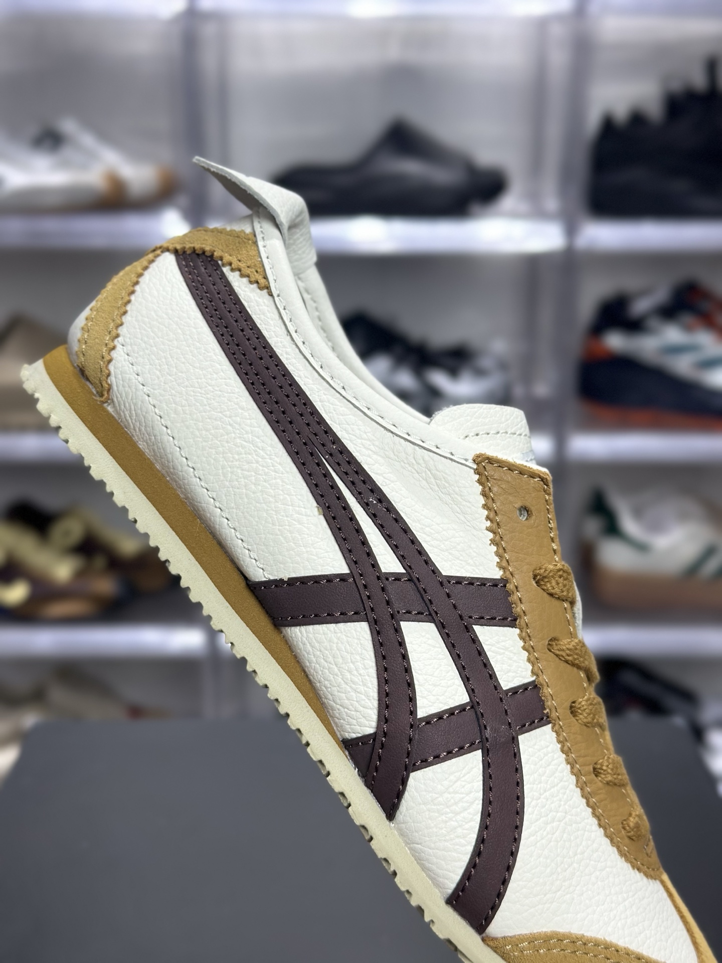 200 Onitsuka Tiger（鬼塚虎）经典的 MEXICO 66 系列休闲鞋 配色为米色 棕色（奶白 + 姜黄 + 深棕） 1183A201-117