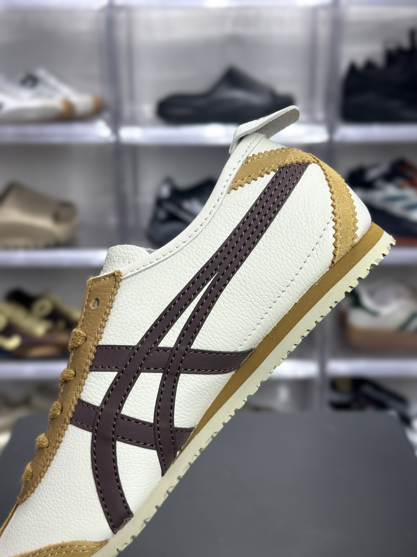 200 Onitsuka Tiger（鬼塚虎）经典的 MEXICO 66 系列休闲鞋 配色为米色 棕色（奶白 + 姜黄 + 深棕） 1183A201-117