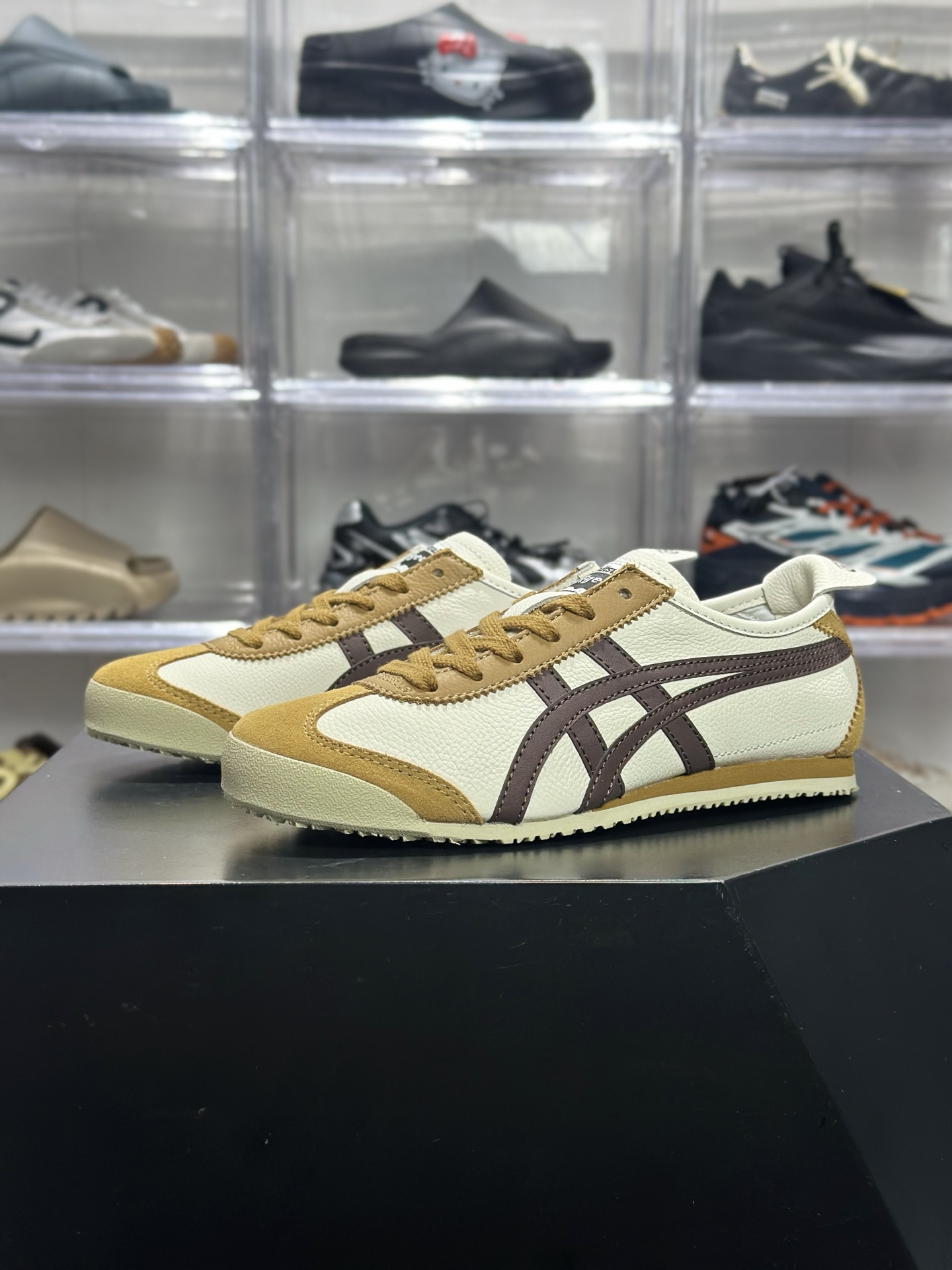 200 Onitsuka Tiger（鬼塚虎）经典的 MEXICO 66 系列休闲鞋 配色为米色 棕色（奶白 + 姜黄 + 深棕） 1183A201-117