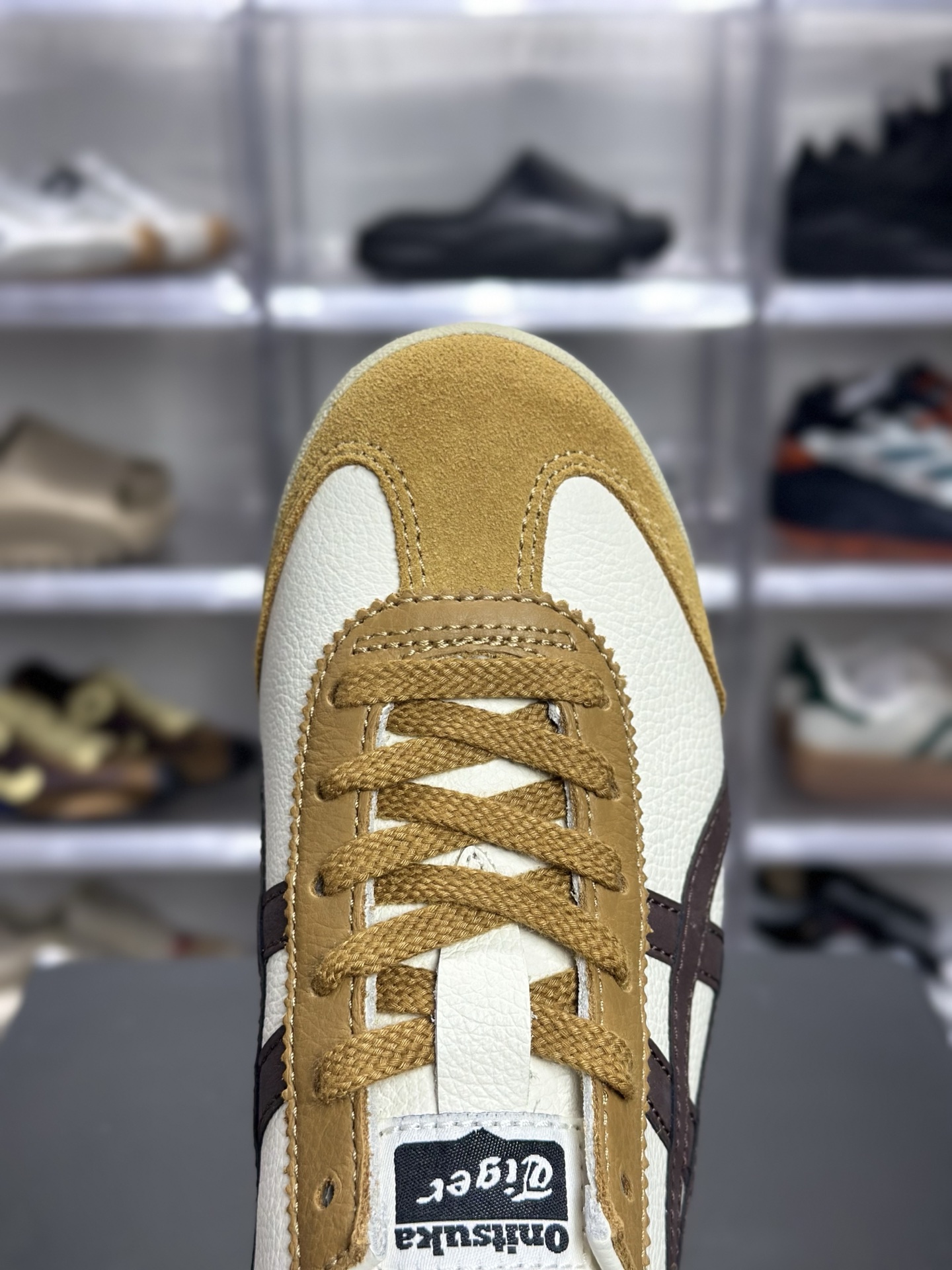 200 Onitsuka Tiger（鬼塚虎）经典的 MEXICO 66 系列休闲鞋 配色为米色 棕色（奶白 + 姜黄 + 深棕） 1183A201-117