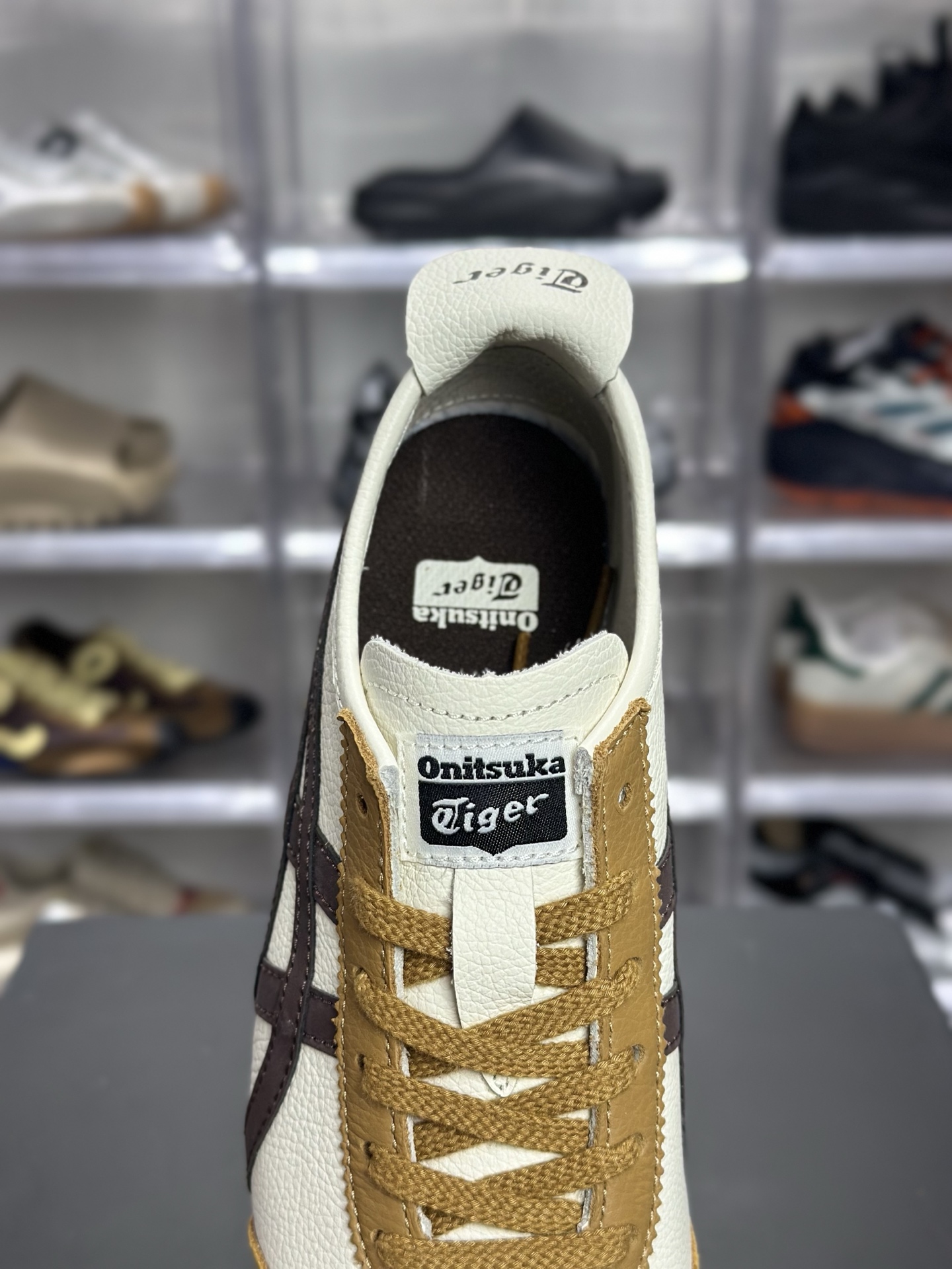 200 Onitsuka Tiger（鬼塚虎）经典的 MEXICO 66 系列休闲鞋 配色为米色 棕色（奶白 + 姜黄 + 深棕） 1183A201-117