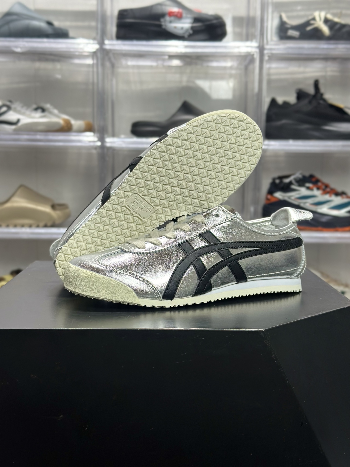 Onitsuka Tiger(鬼塚虎)经典的 MEXICO 66 系列休闲鞋 配色为银色 黑色(金属银 + 酷黑) 1183B566-020-Chinese UA Cheap High Quatity Brand Clothes Bags handbags Sneakers wholesale wholesaler seller from China Factory suppliers Fashion Clothing Shoes best Quality Beautiful Price Onitsuka Tiger(鬼塚虎)经典的 MEXICO 66 系列休闲鞋 配色为银色 黑色(金属银 + 酷黑) 1183B566-020