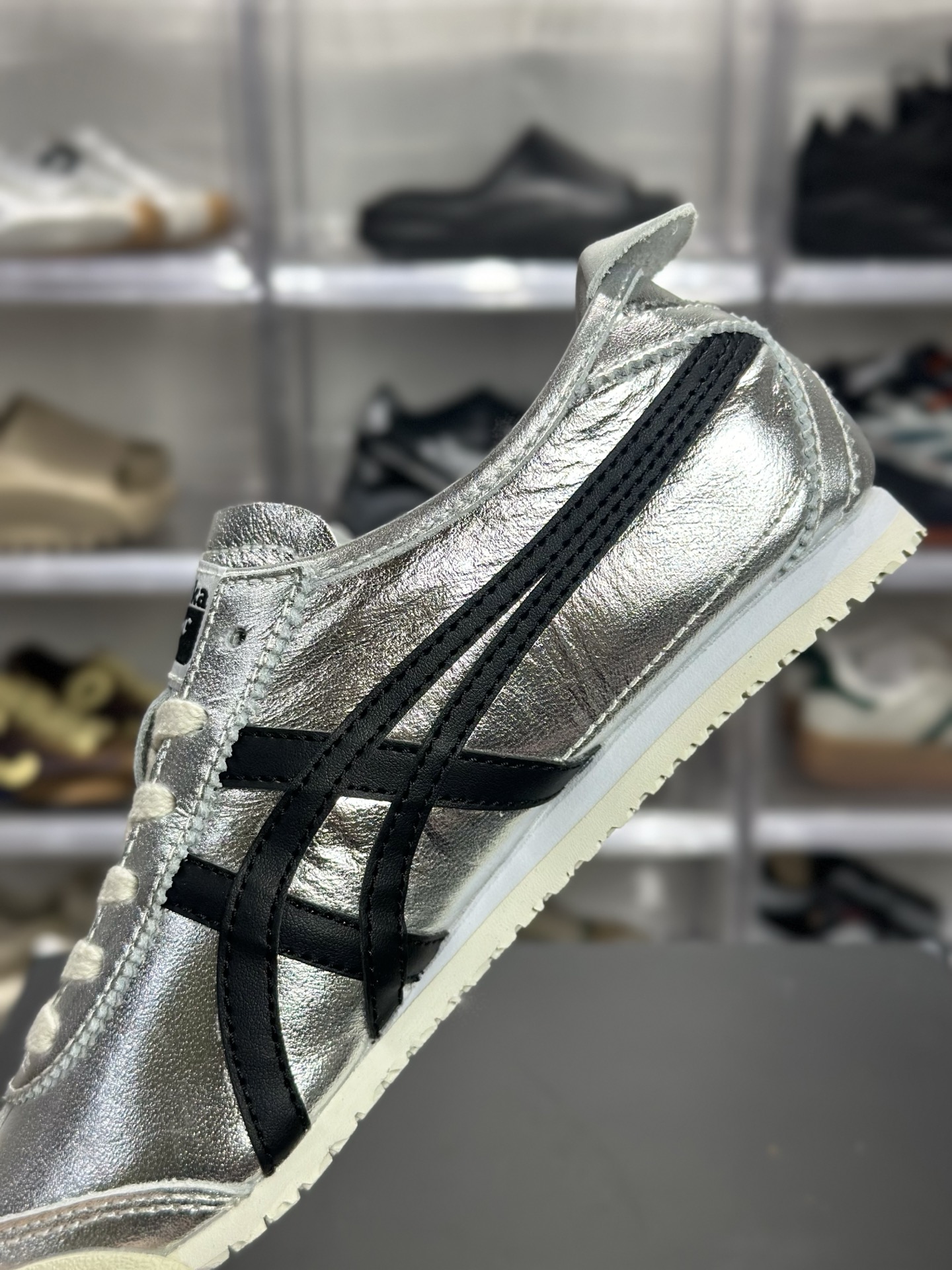 Onitsuka Tiger(鬼塚虎)经典的 MEXICO 66 系列休闲鞋 配色为银色 黑色(金属银 + 酷黑) 1183B566-020-Chinese UA Cheap High Quatity Brand Clothes Bags handbags Sneakers wholesale wholesaler seller from China Factory suppliers Fashion Clothing Shoes best Quality Beautiful Price Onitsuka Tiger(鬼塚虎)经典的 MEXICO 66 系列休闲鞋 配色为银色 黑色(金属银 + 酷黑) 1183B566-020