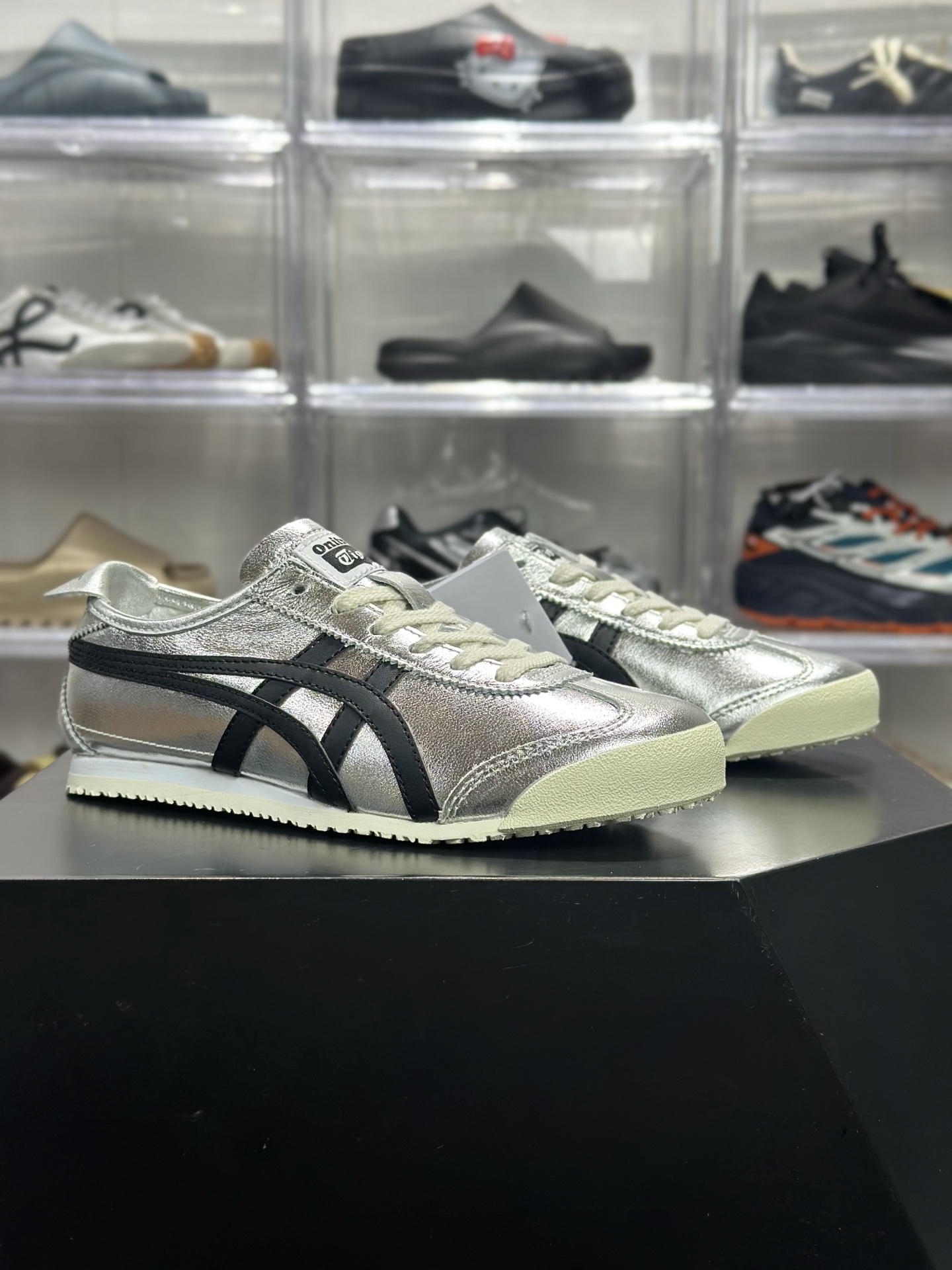 Onitsuka Tiger(鬼塚虎)经典的 MEXICO 66 系列休闲鞋 配色为银色 黑色(金属银 + 酷黑) 1183B566-020-Chinese UA Cheap High Quatity Brand Clothes Bags handbags Sneakers wholesale wholesaler seller from China Factory suppliers Fashion Clothing Shoes best Quality Beautiful Price Onitsuka Tiger(鬼塚虎)经典的 MEXICO 66 系列休闲鞋 配色为银色 黑色(金属银 + 酷黑) 1183B566-020